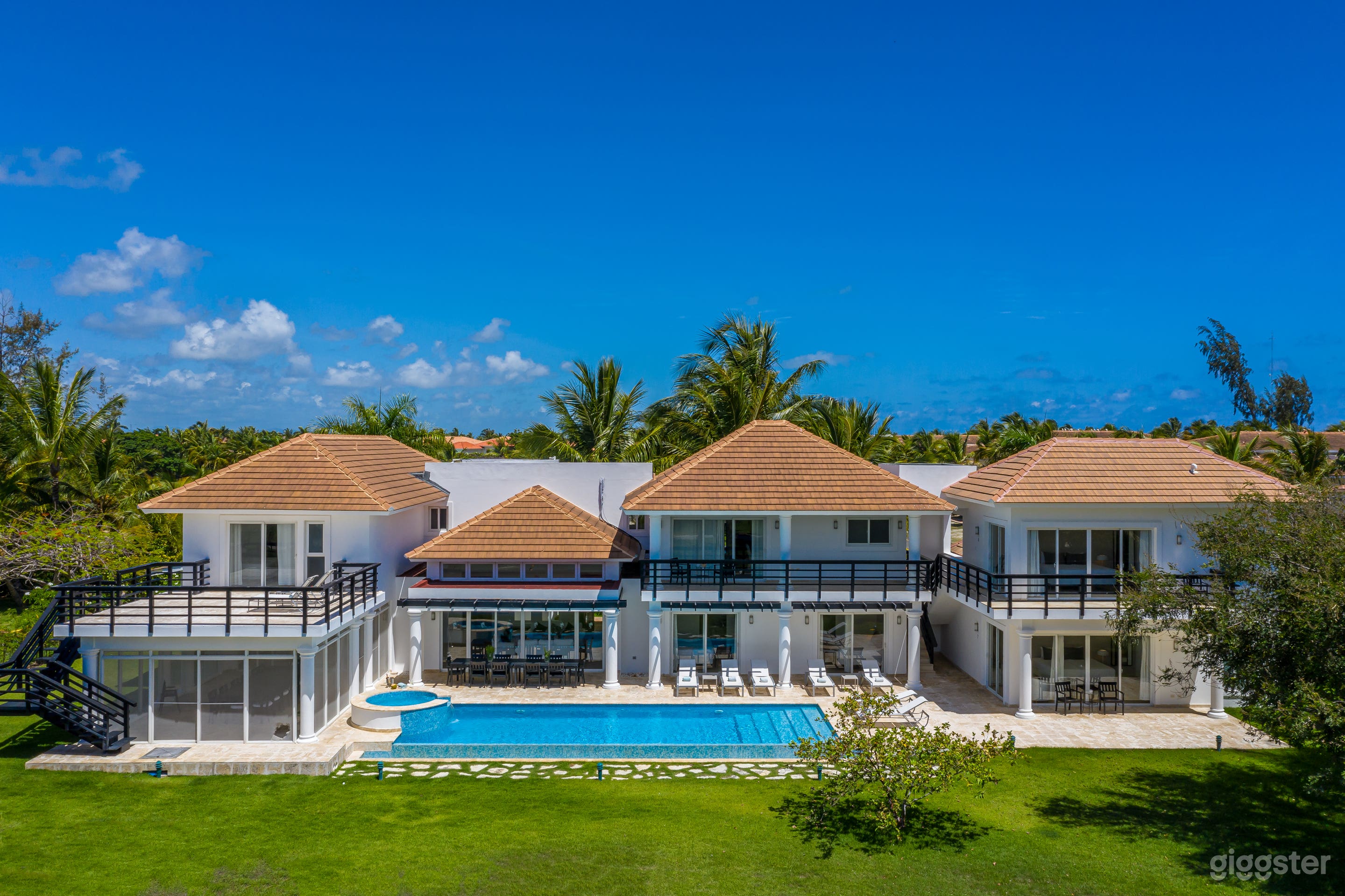 Lake View Villa Photo 1