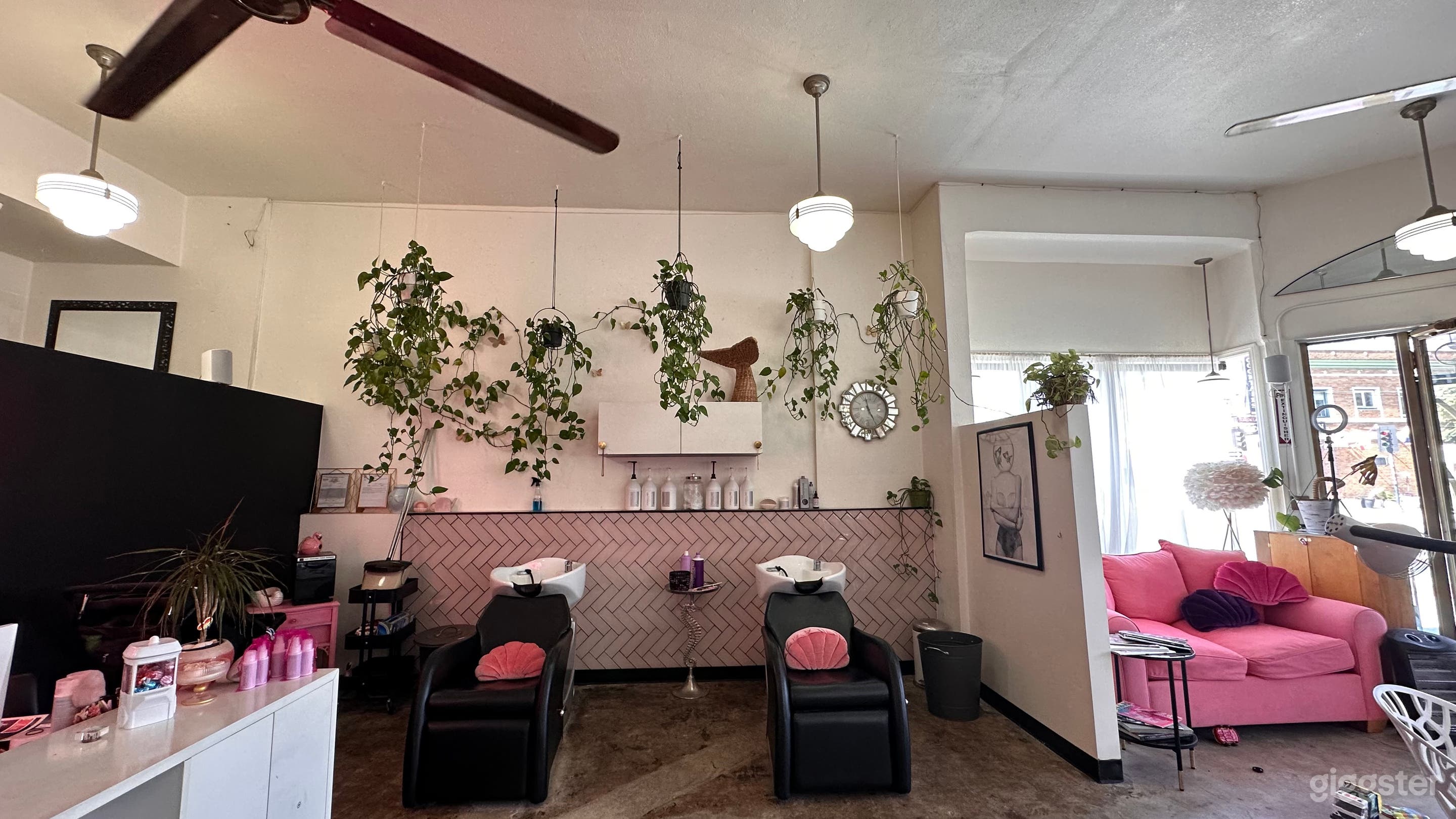 Modern hair salon in historic art deco building  Photo 4