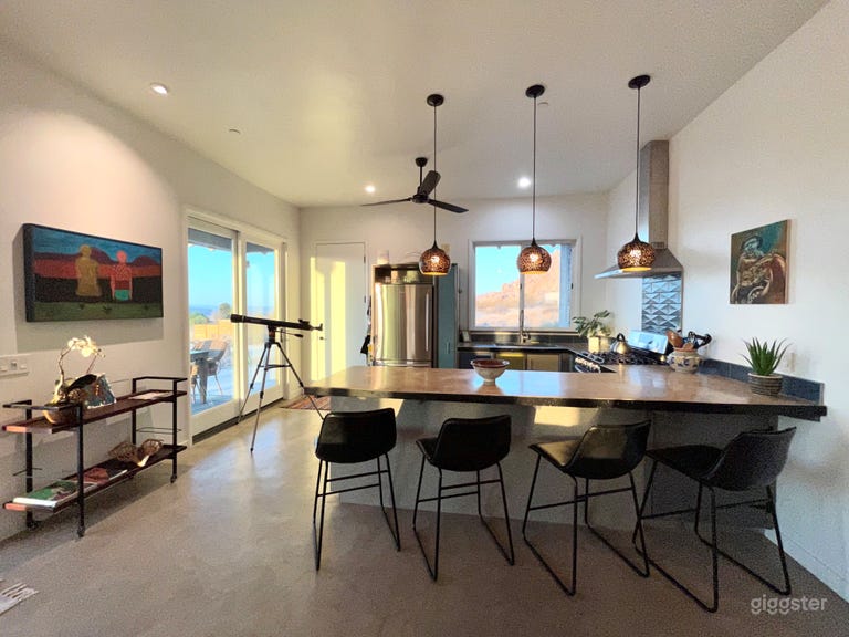  Modern Desert Hideaway With Pool and Jacuzzi 