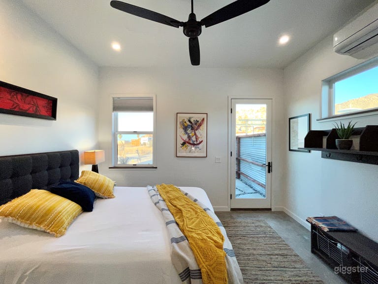  Modern Desert Hideaway With Pool and Jacuzzi 