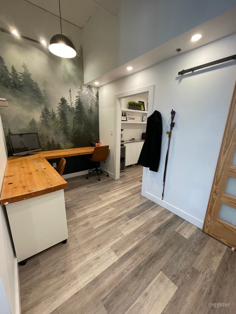  Open area back office - 4th desk area 