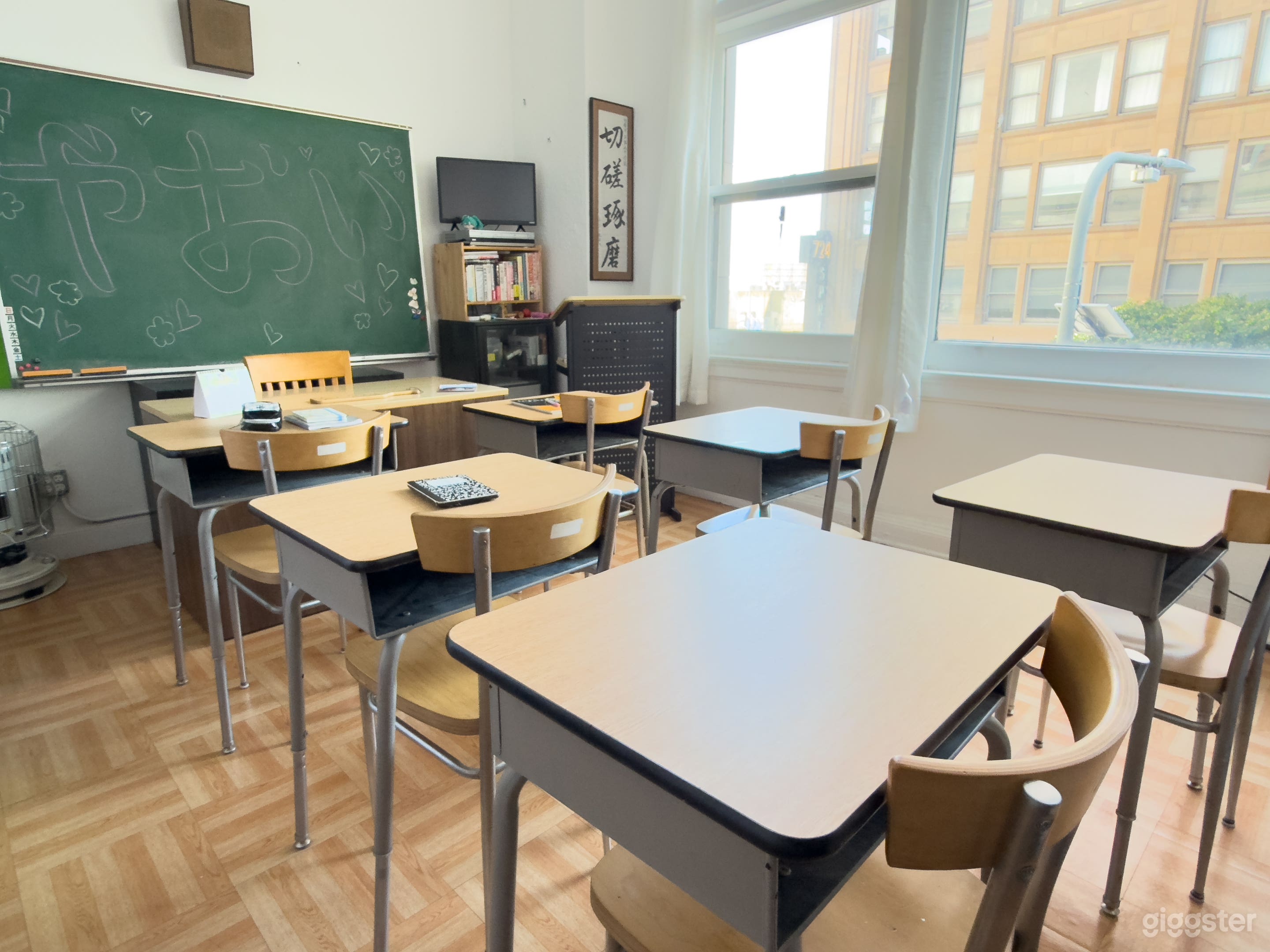 Classroom arranged 2 columns by 3 rows.