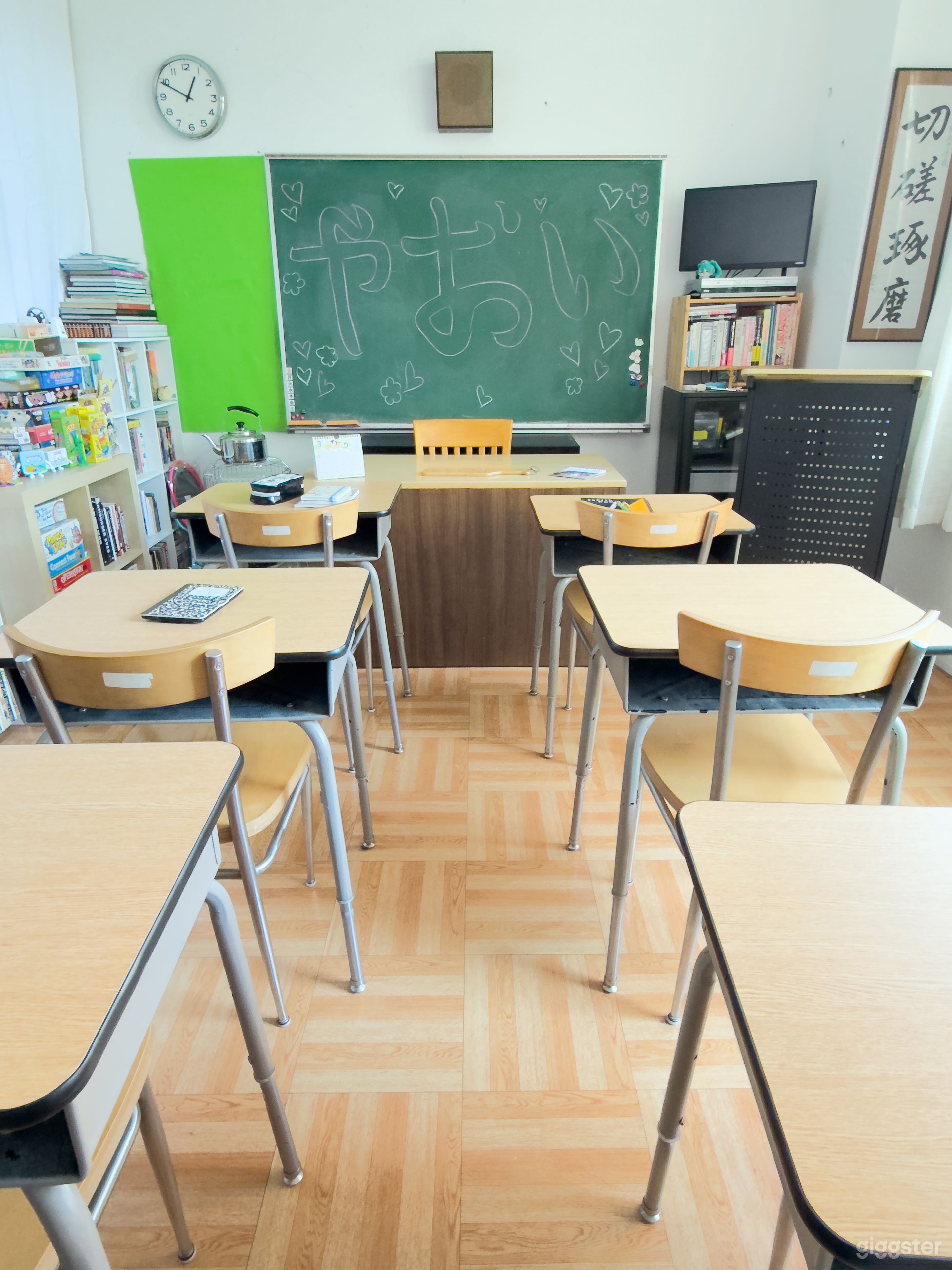 Classroom arranged 2 columns by 3 rows.