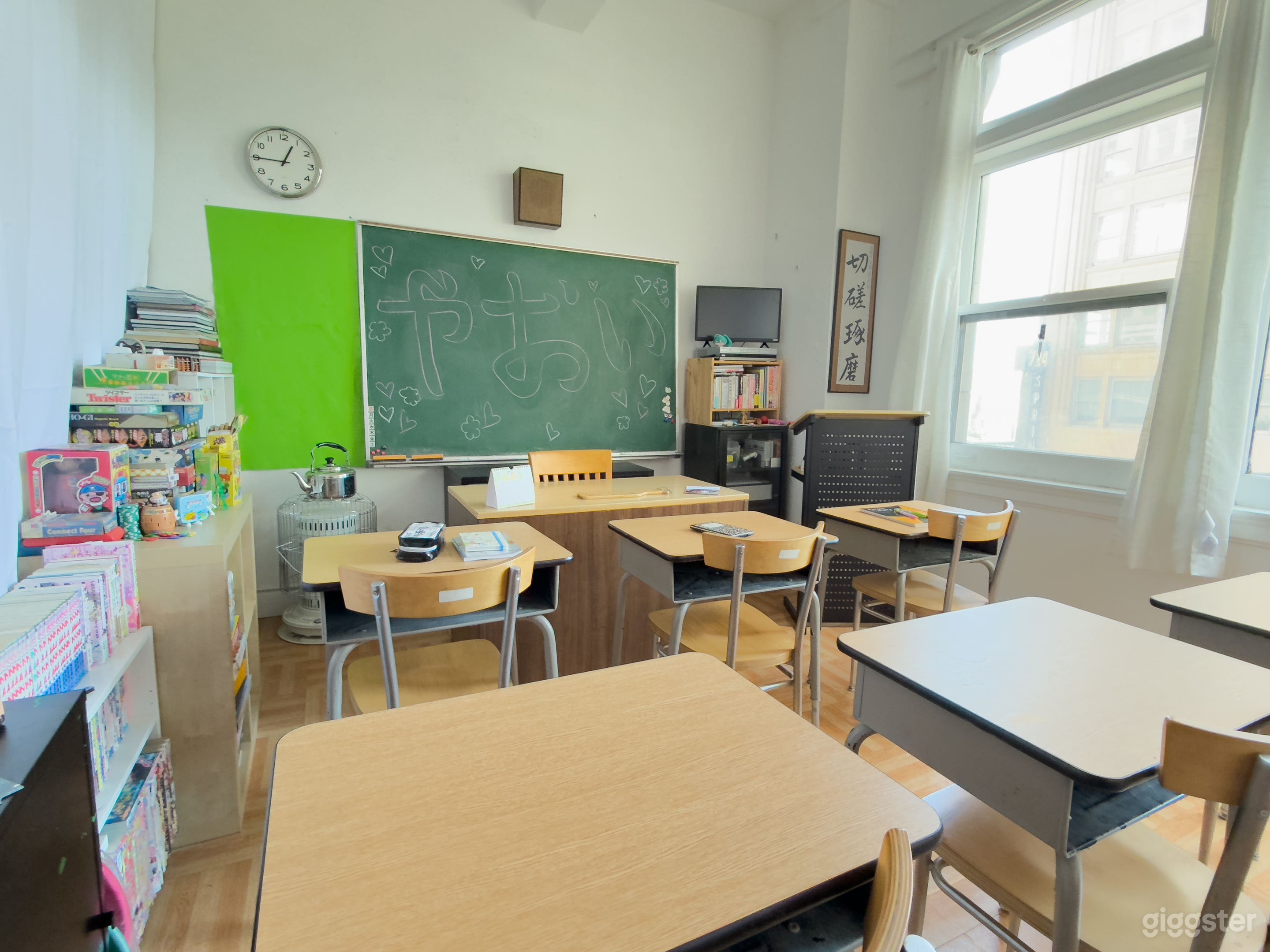 Classroom arranged 3 columns by 2 rows.