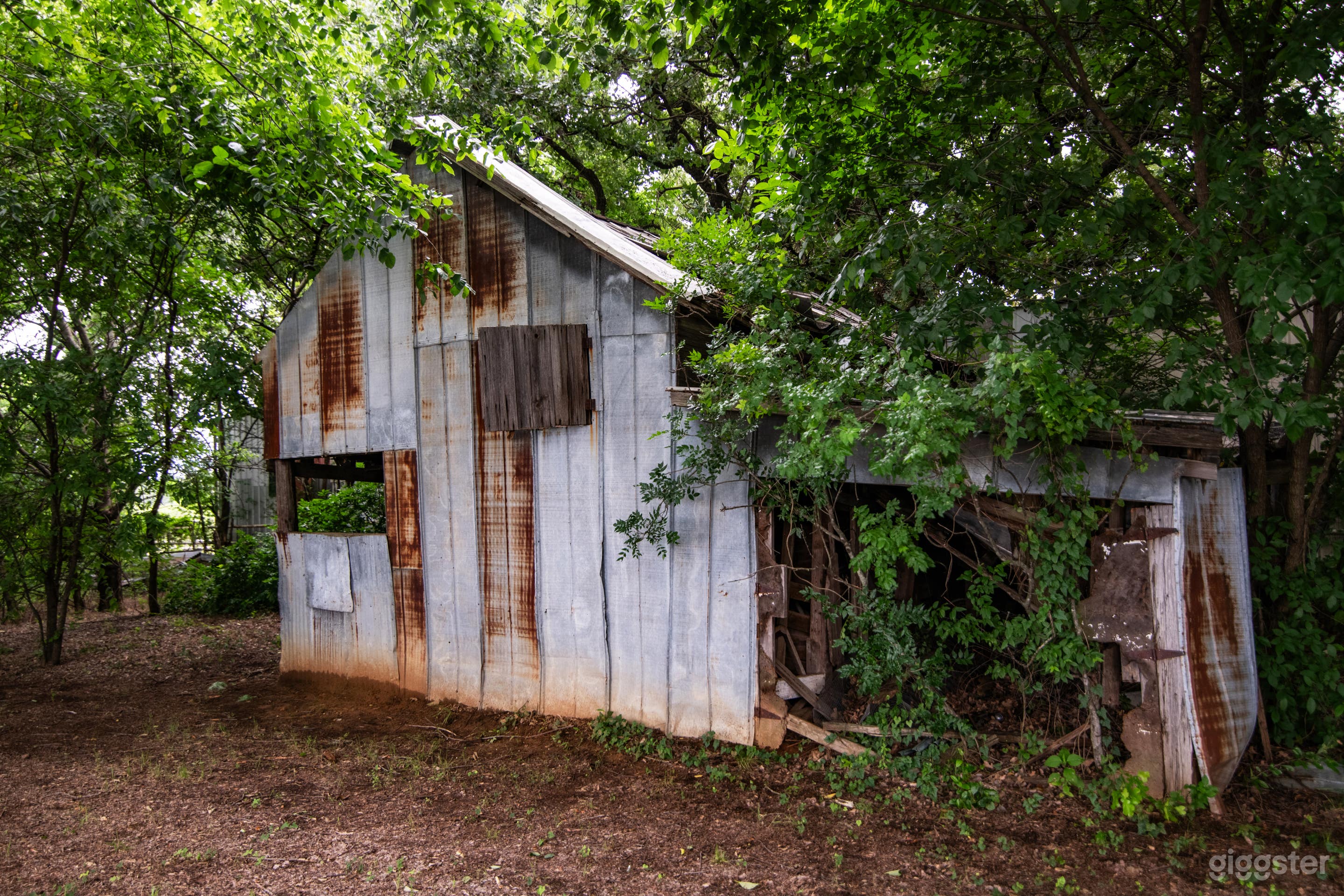 Rustic Barn w/ Metal Exterior Photo 4