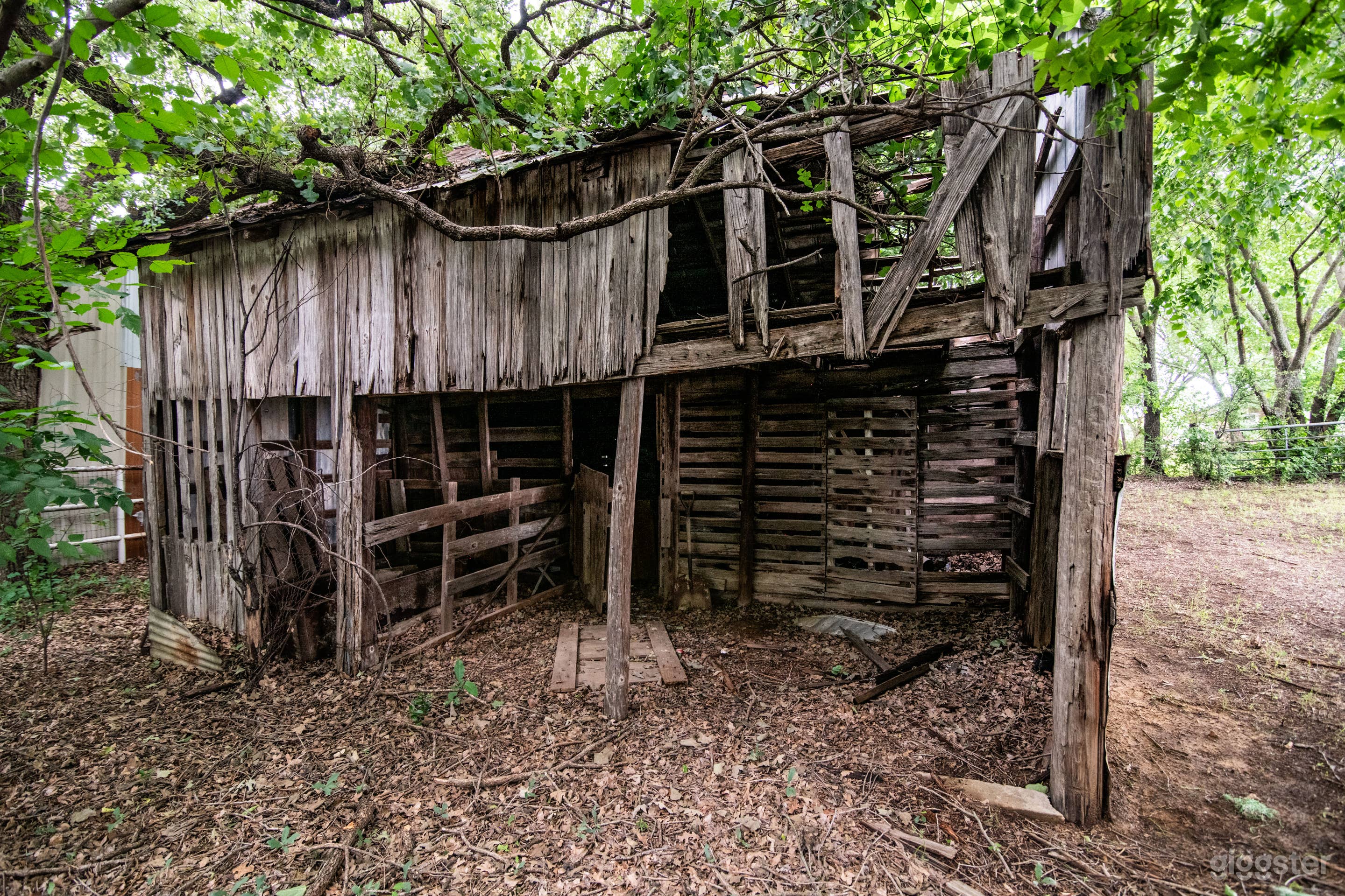 Rustic Barn w/ Metal Exterior Photo 3