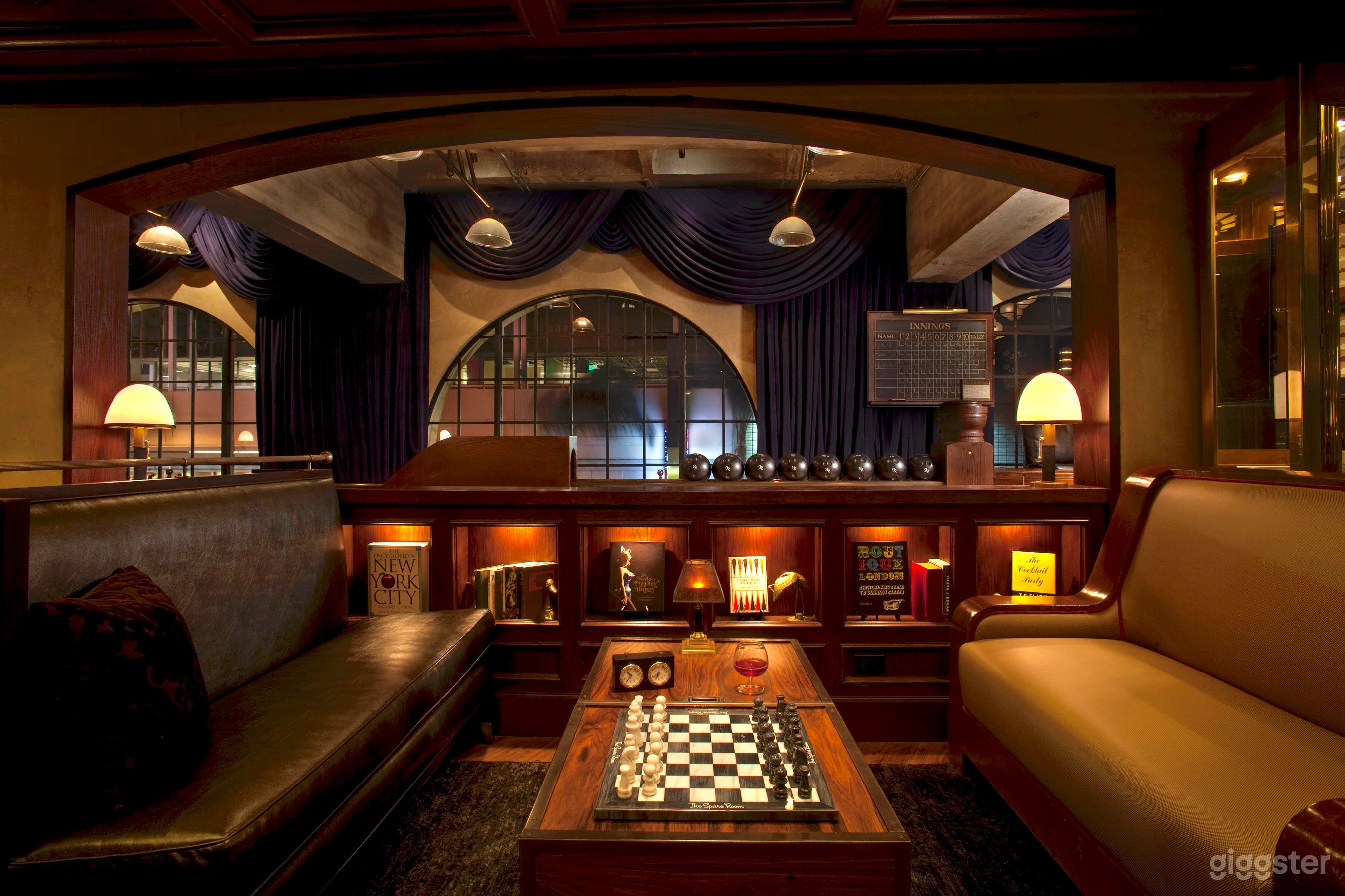 Classic Hollywood Gaming Parlor Cocktail Lounge Photo 2