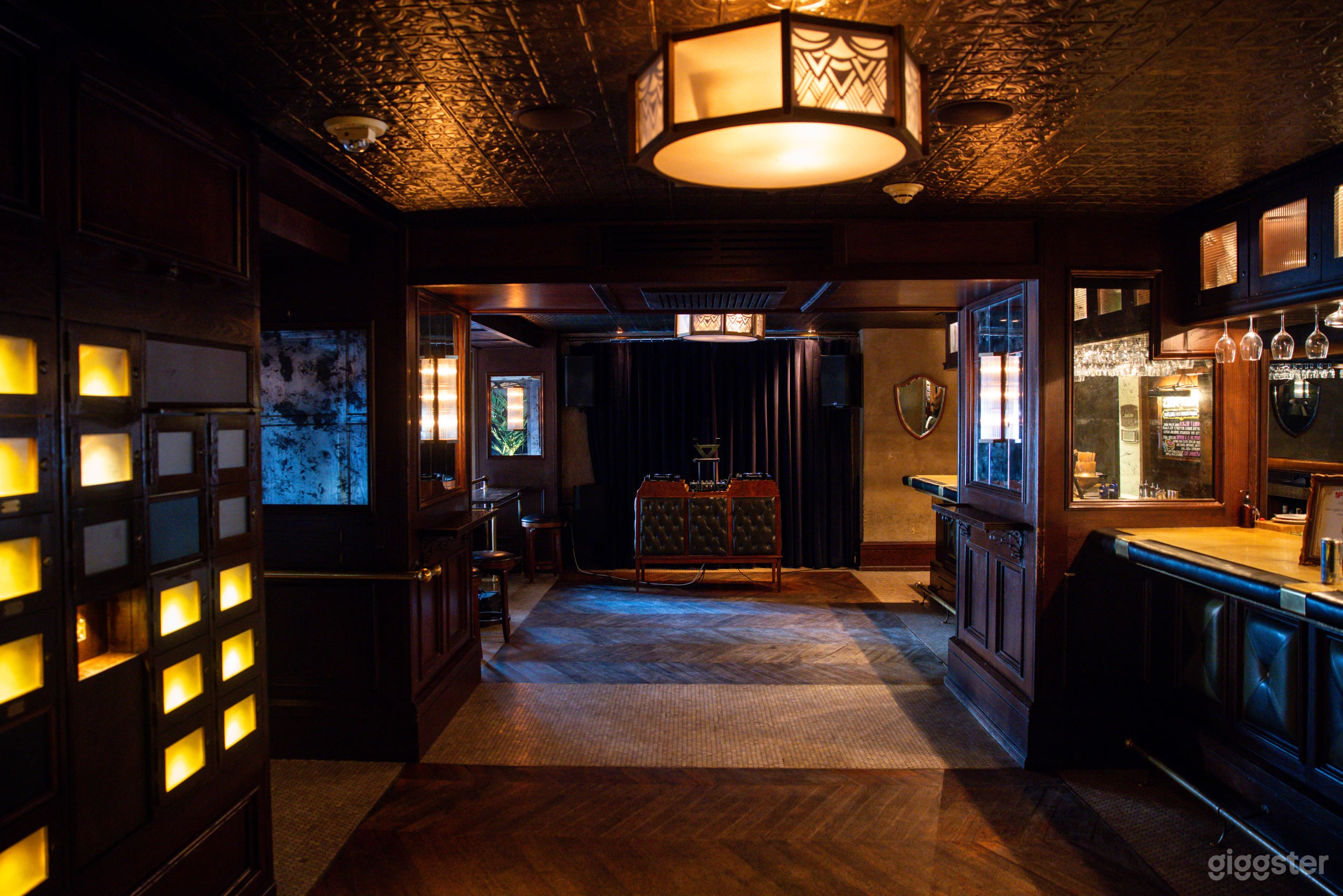 Classic Hollywood Gaming Parlor Cocktail Lounge Photo 4