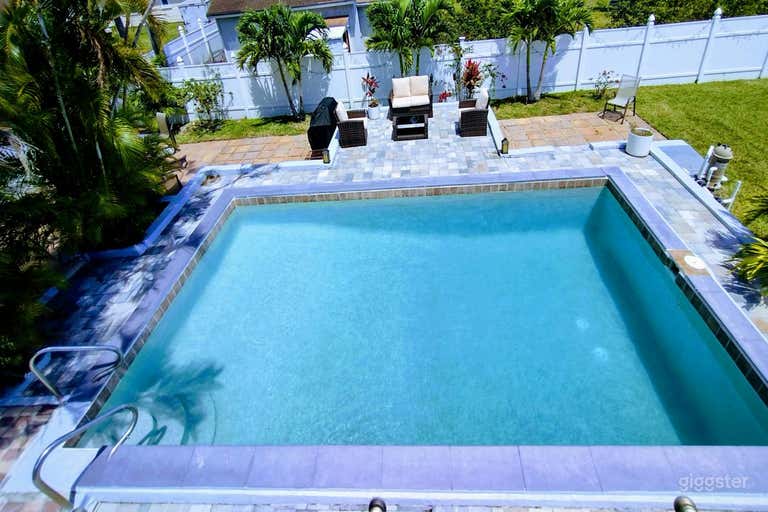  Stylsh Pool and Luxuriant Backyard Retreat 