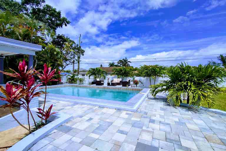  Stylsh Pool and Luxuriant Backyard Retreat 