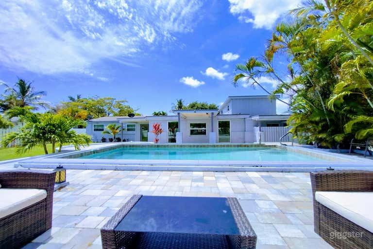  Stylsh Pool and Luxuriant Backyard Retreat 