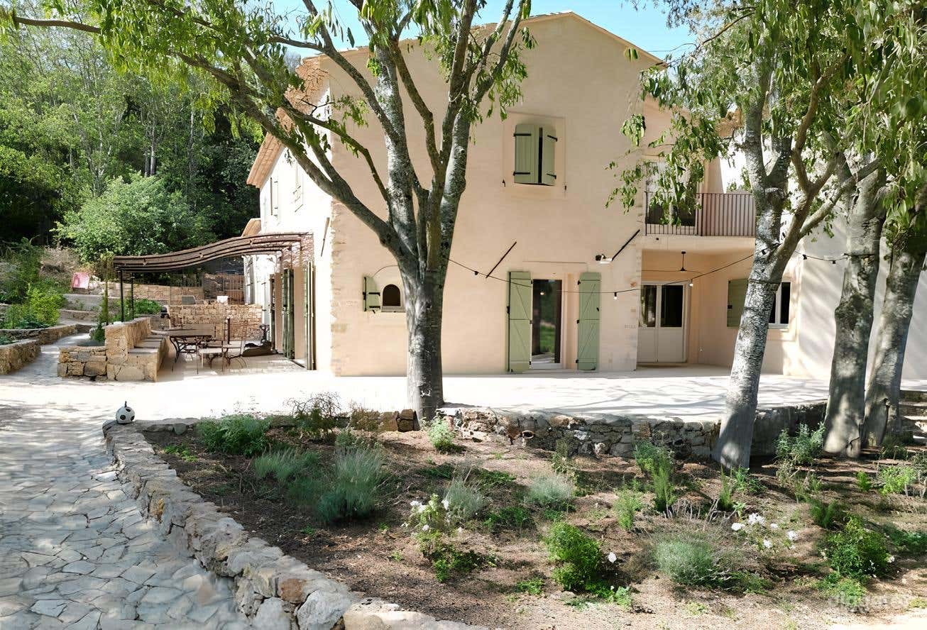 Photo de Magnificent Estate in the Heart of Provence Verte 4