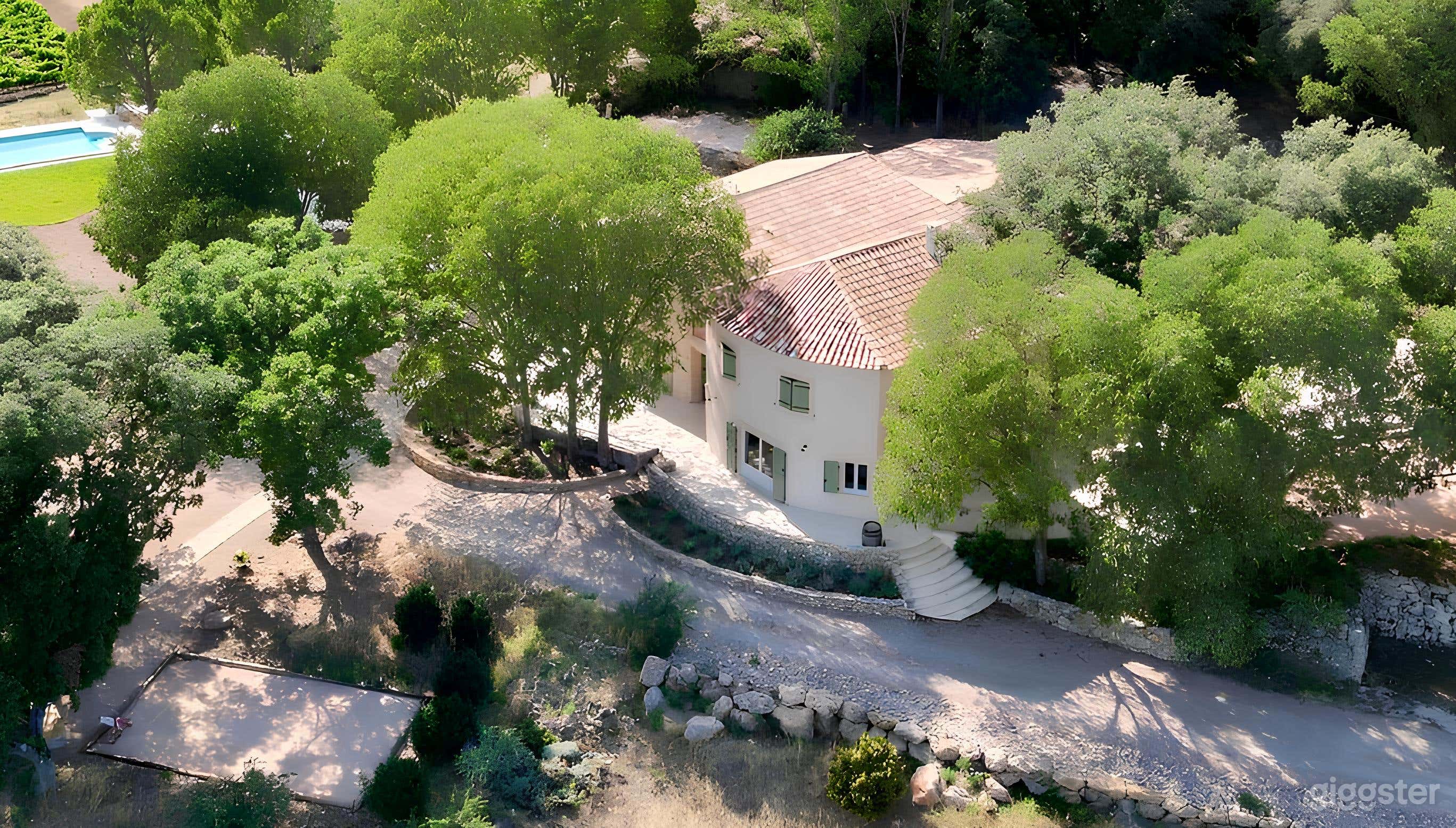 Photo de Magnificent Estate in the Heart of Provence Verte 1