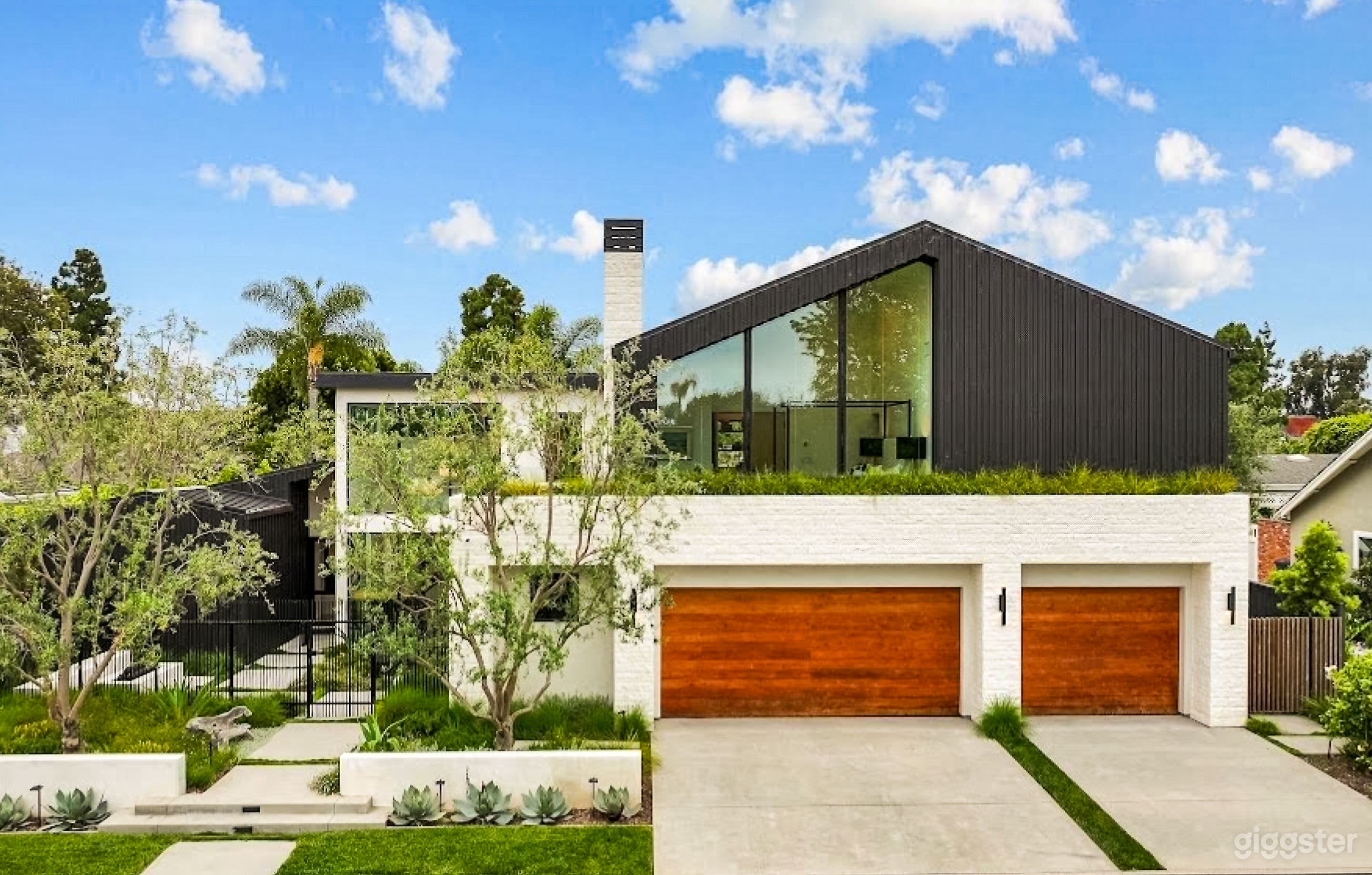 Ultra-Modern Architectural Masterpiece with Pool & Courtyard Photo 1