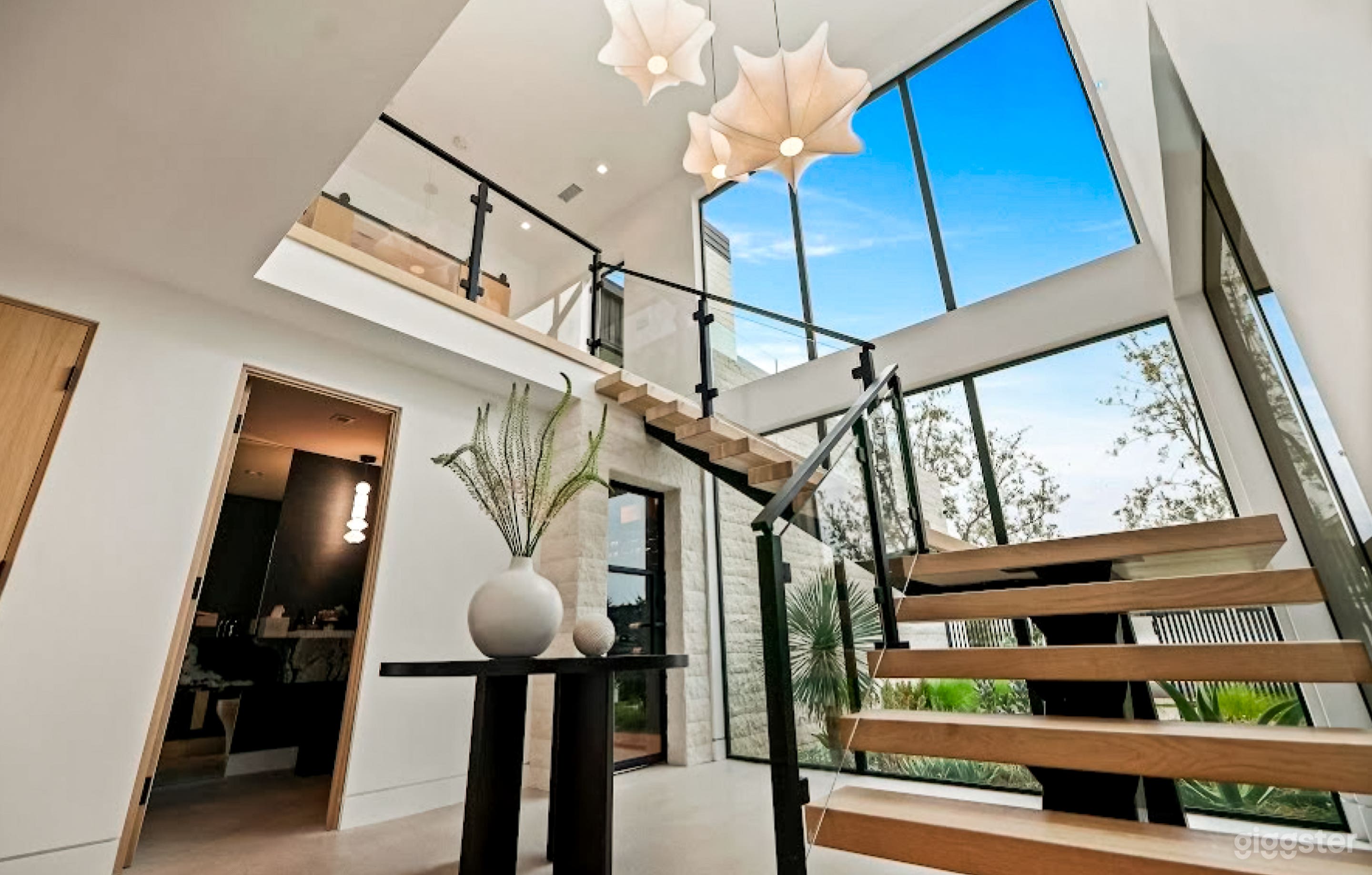 Ultra-Modern Architectural Masterpiece with Pool & Courtyard Photo 3