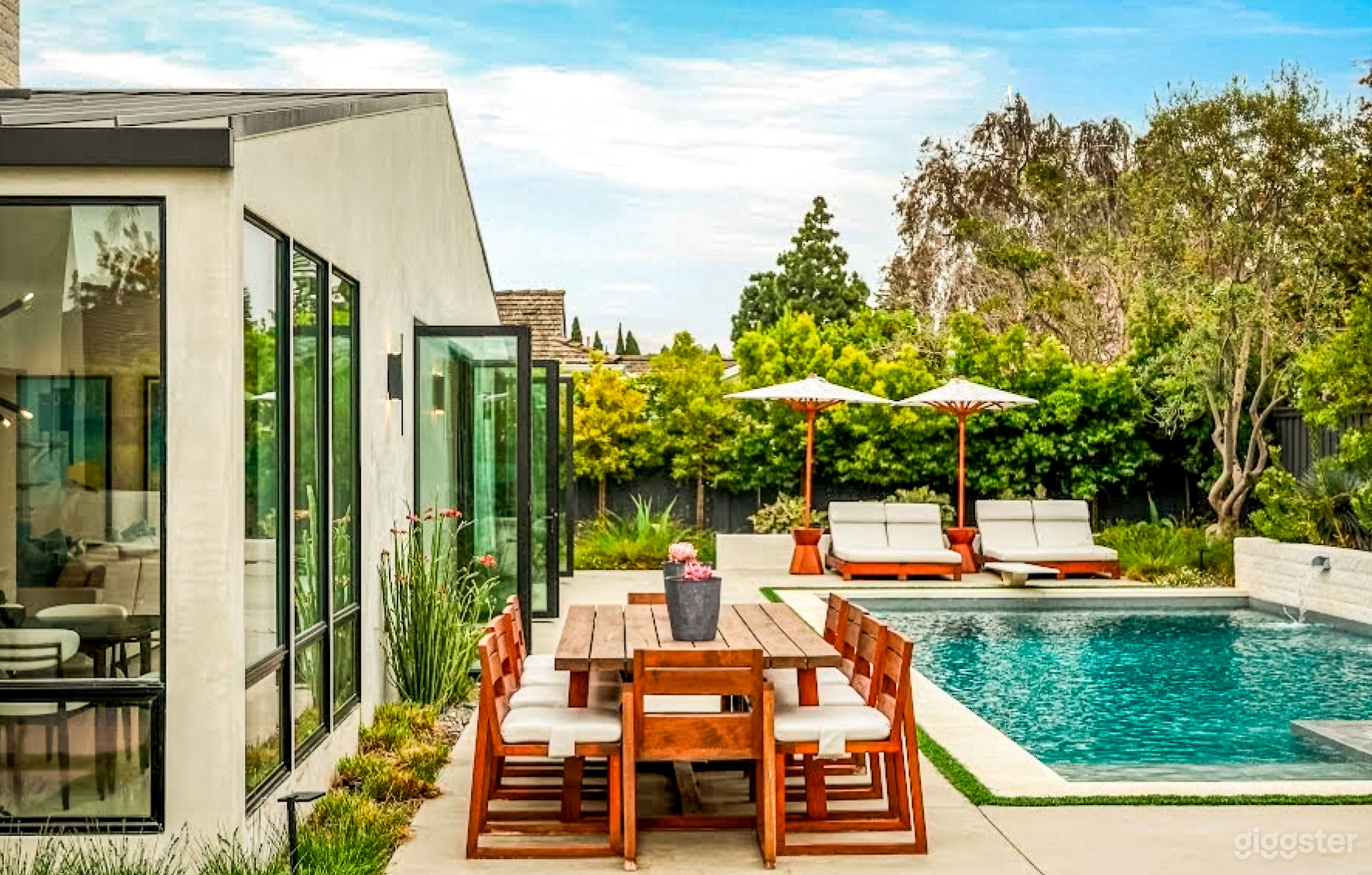 Ultra-Modern Architectural Masterpiece with Pool & Courtyard Photo 2