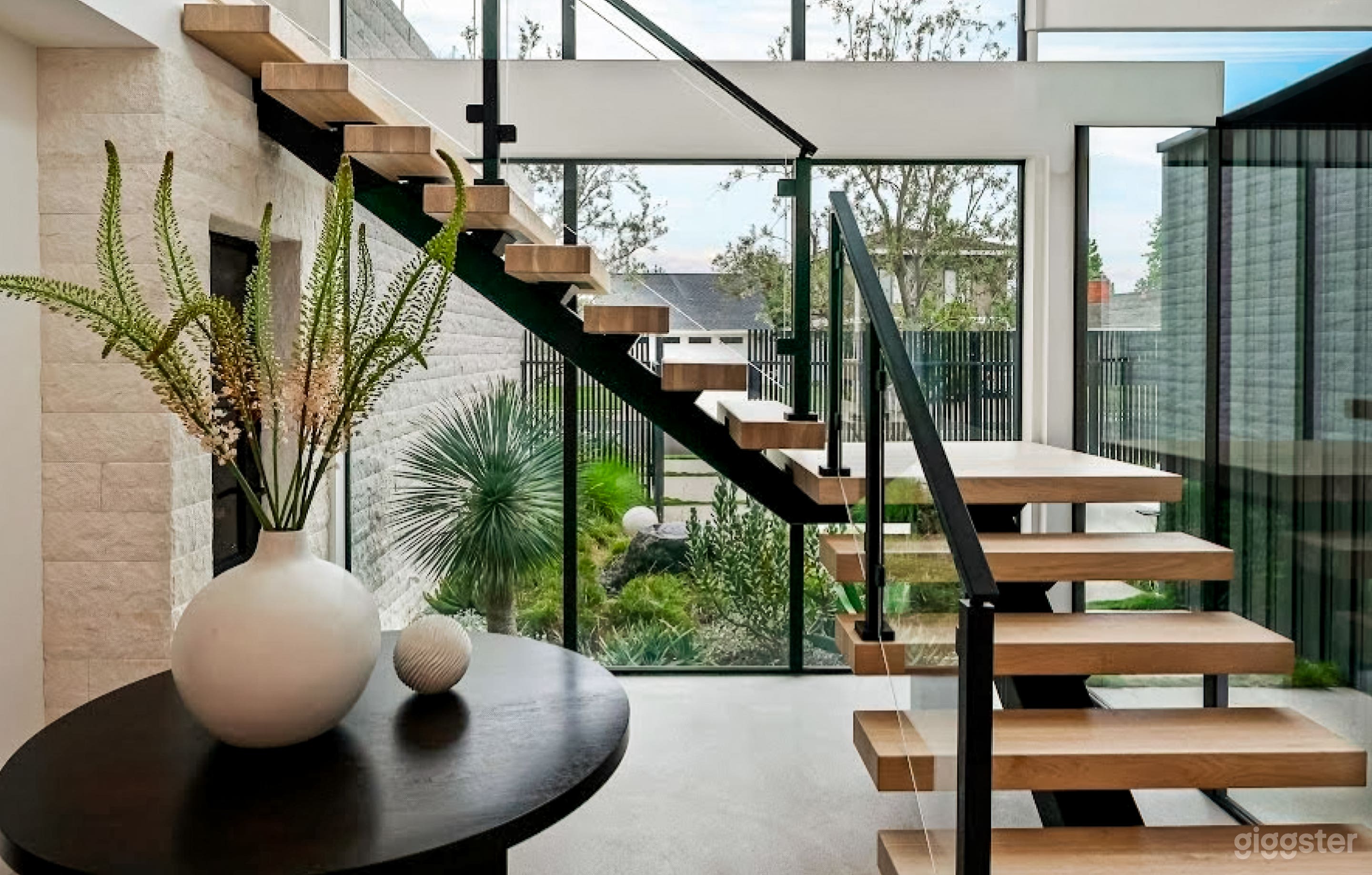 Ultra-Modern Architectural Masterpiece with Pool & Courtyard Photo 4
