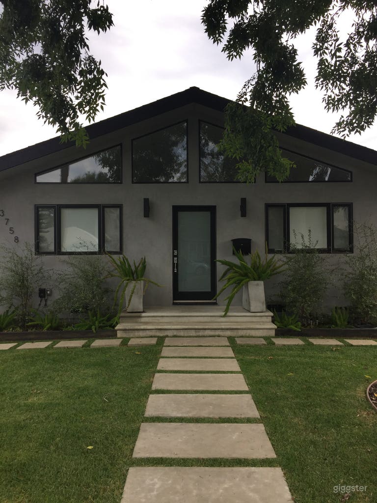  Casa moderna recién renovada con espacio abierto. Podría funcionar también como loft 