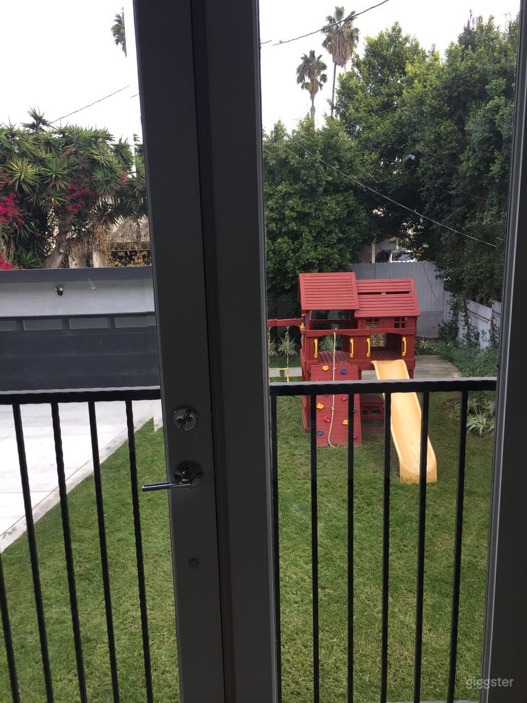  vista del garaje trasero y patio desde el dormitorio principal. Ahora con trampolín 
