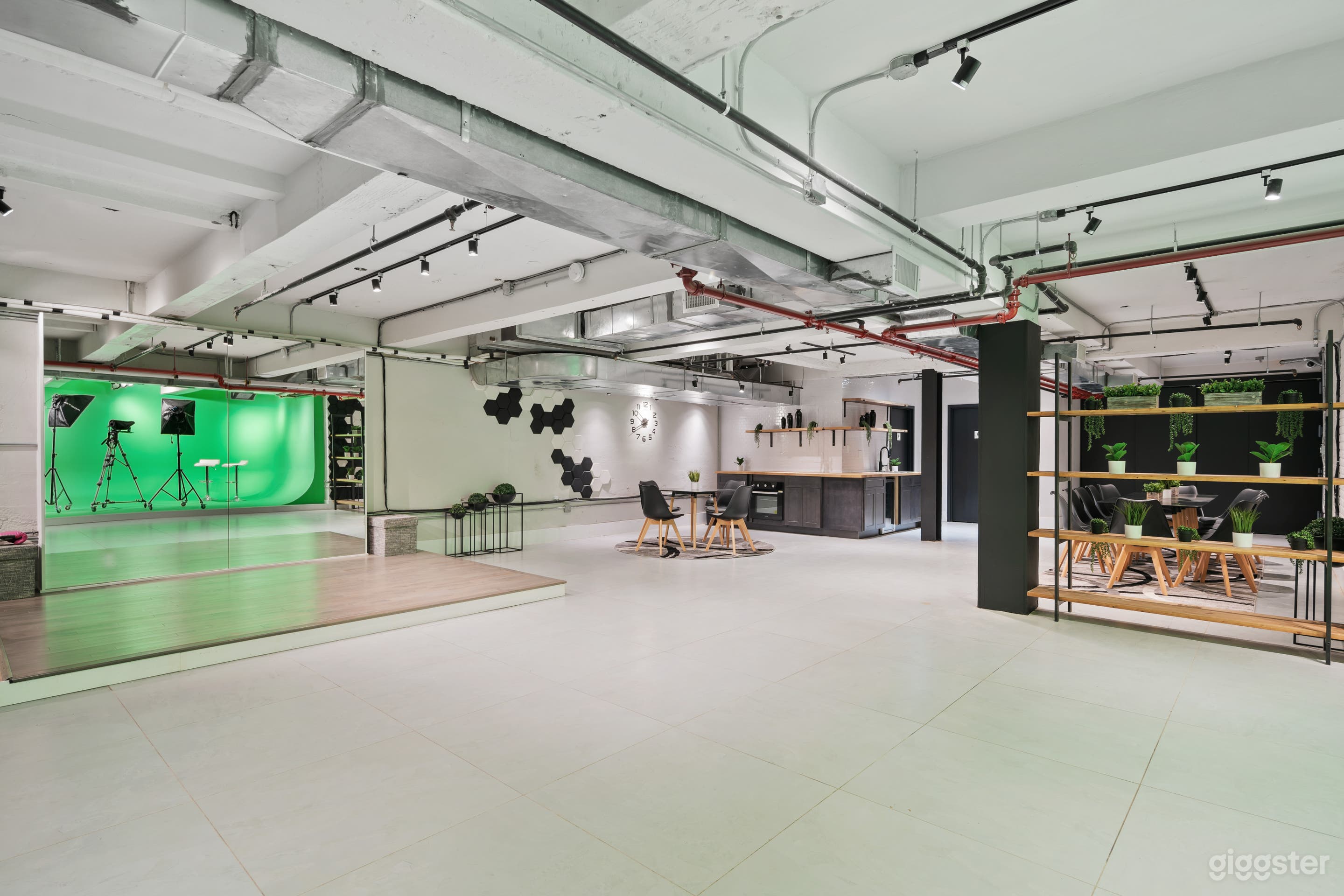 Multi Purpose Recording Studio/Lounge Meeting area Photo 3