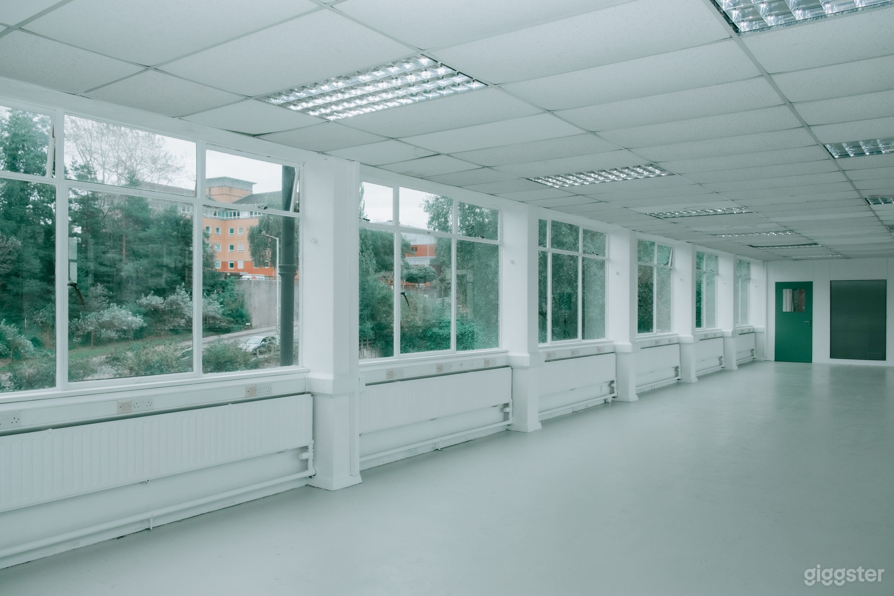 Contemporary Art Gallery: Perfect for Film &amp; Photo Photo 4