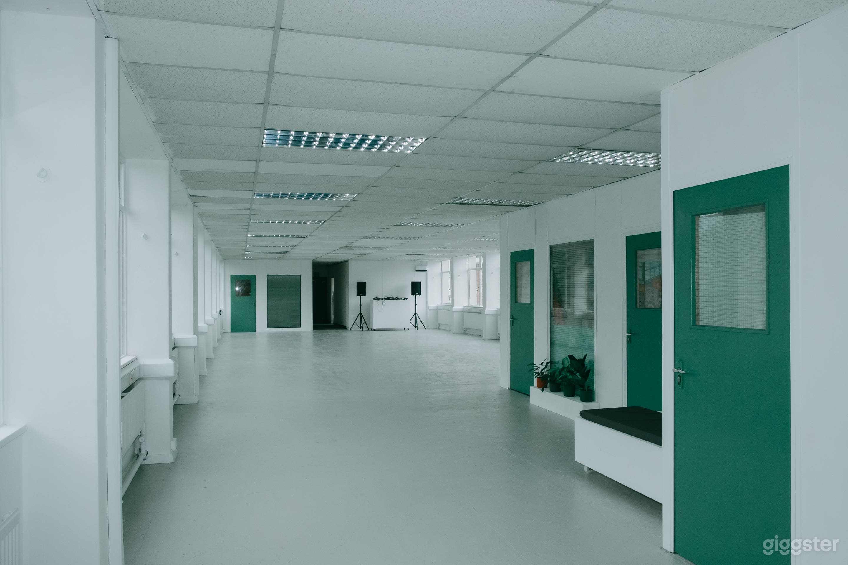 Contemporary Art Gallery: Perfect for Film &amp; Photo Photo 1