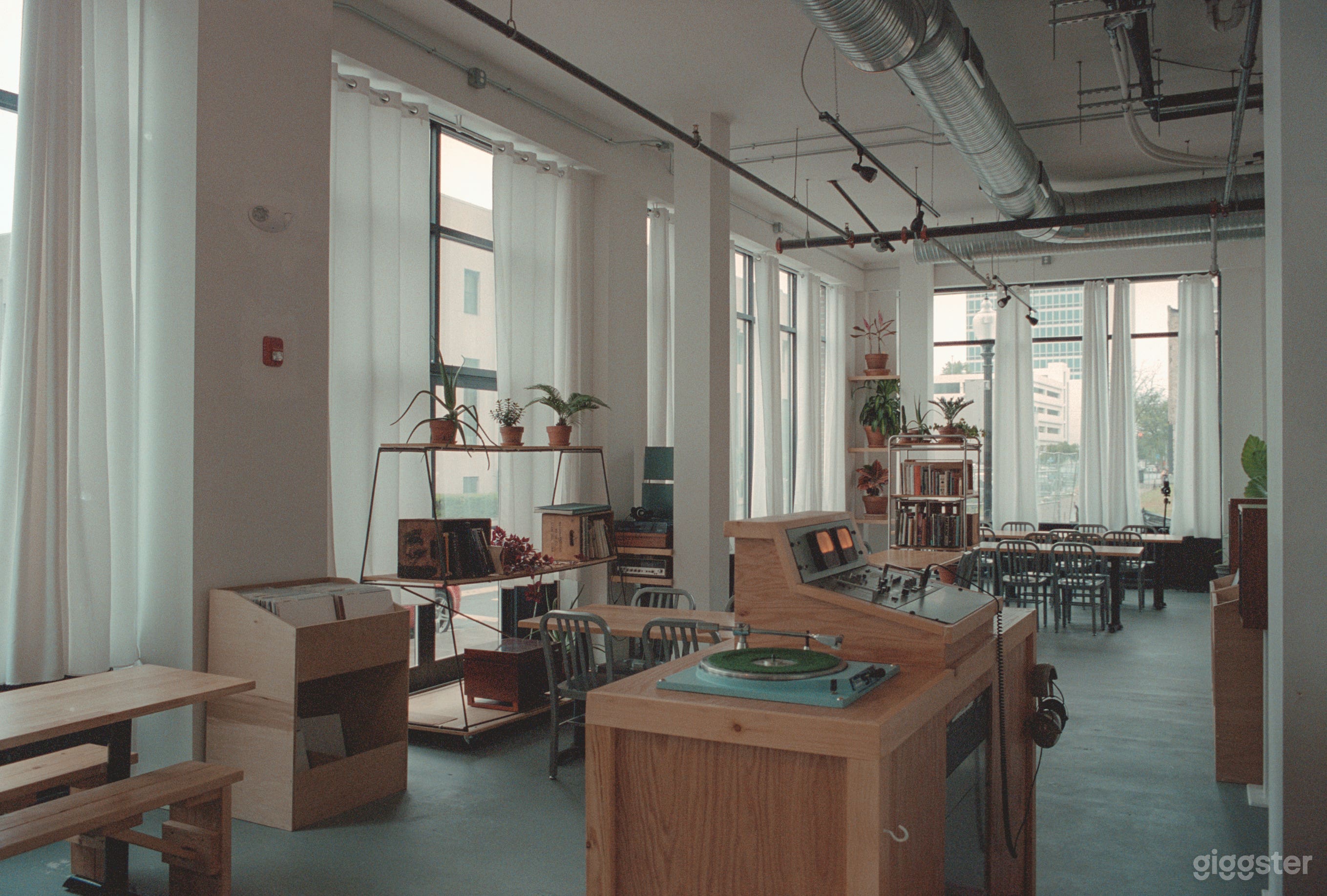 Large, modern sunlight-filled bar/resto space  Photo 1