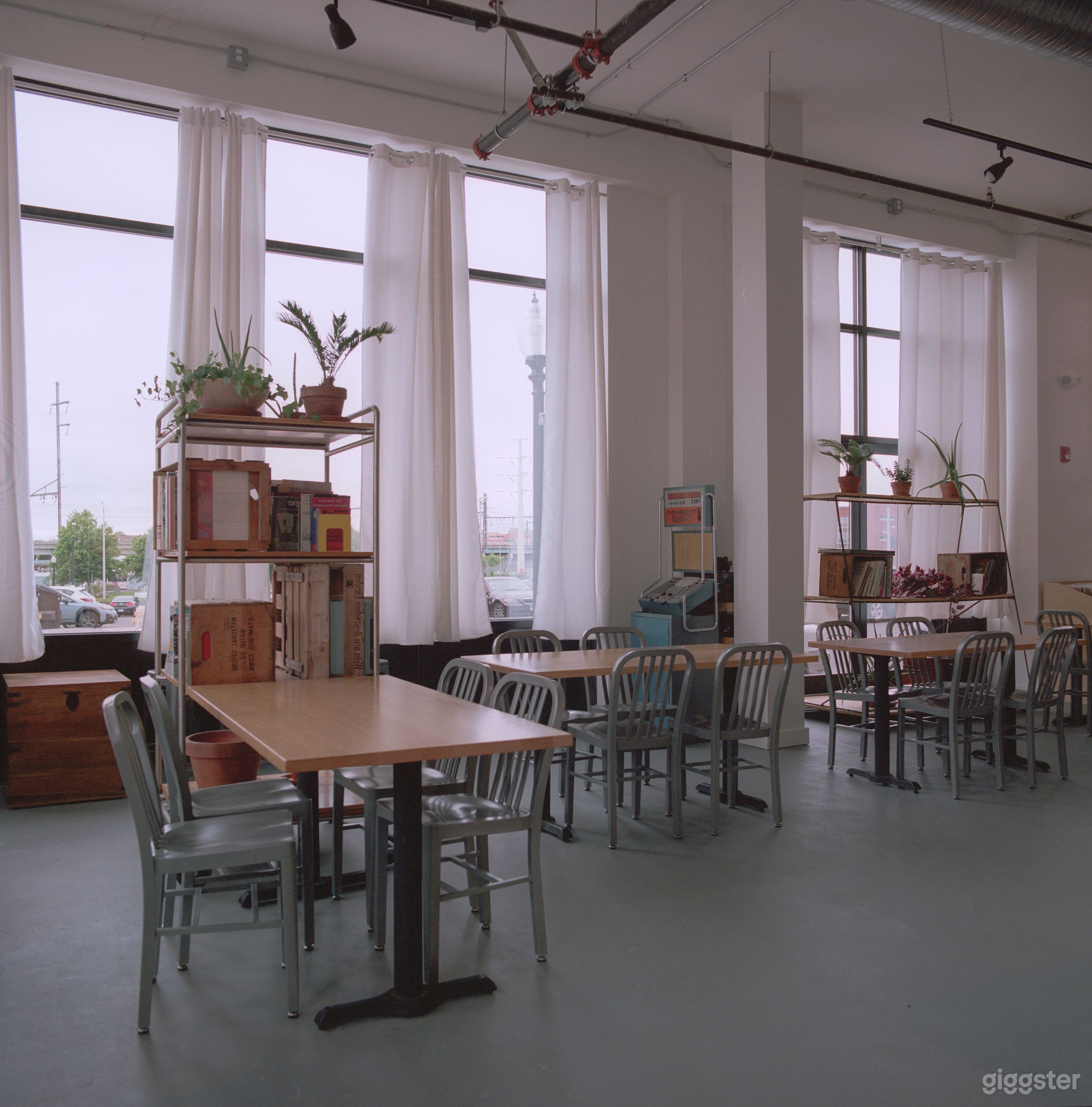 Large, modern sunlight-filled bar/resto space  Photo 3