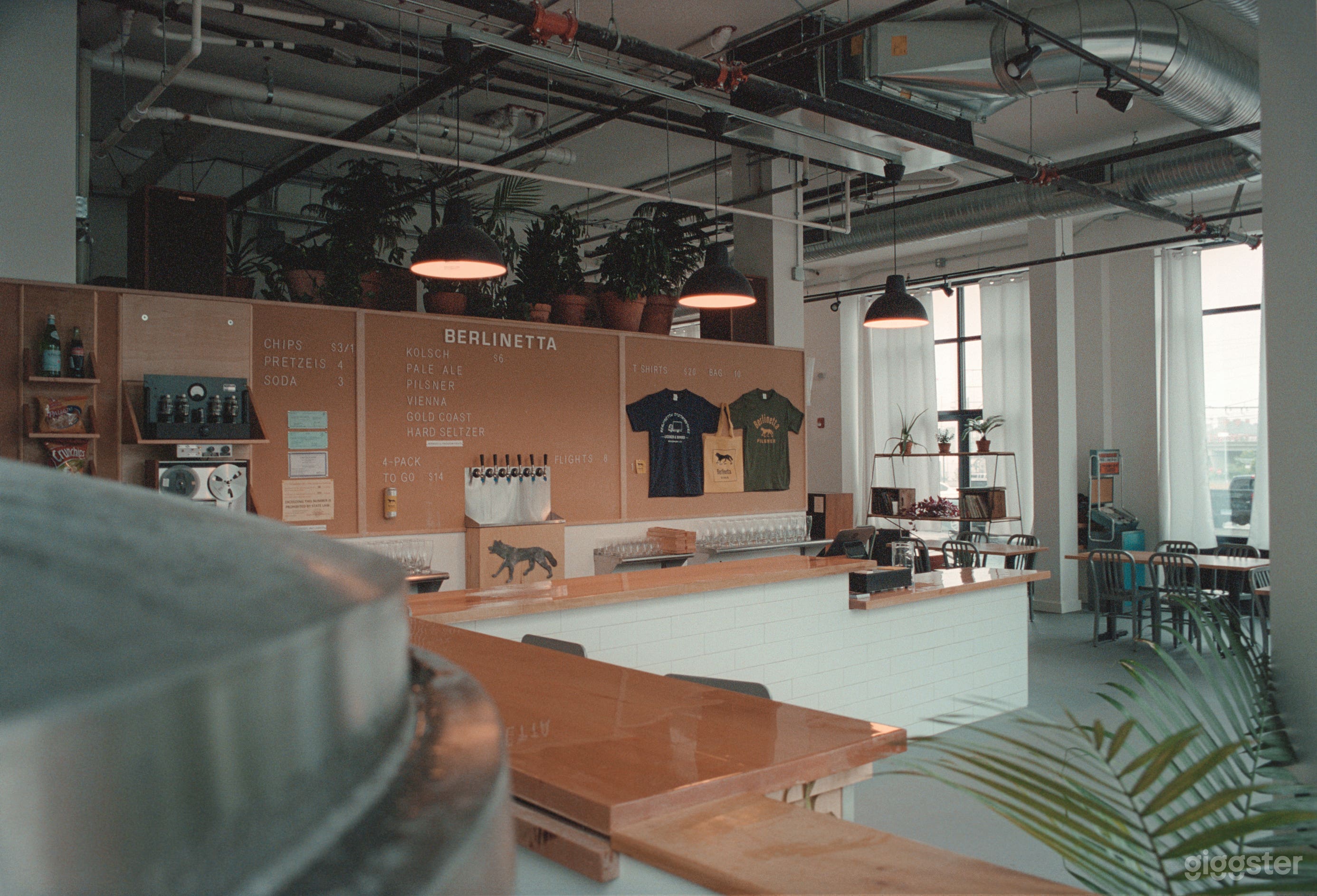 Large, modern sunlight-filled bar/resto space  Photo 4