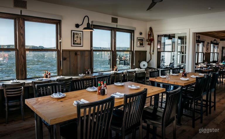  Cozy and Bright Indoor Dining Space in Marshall 