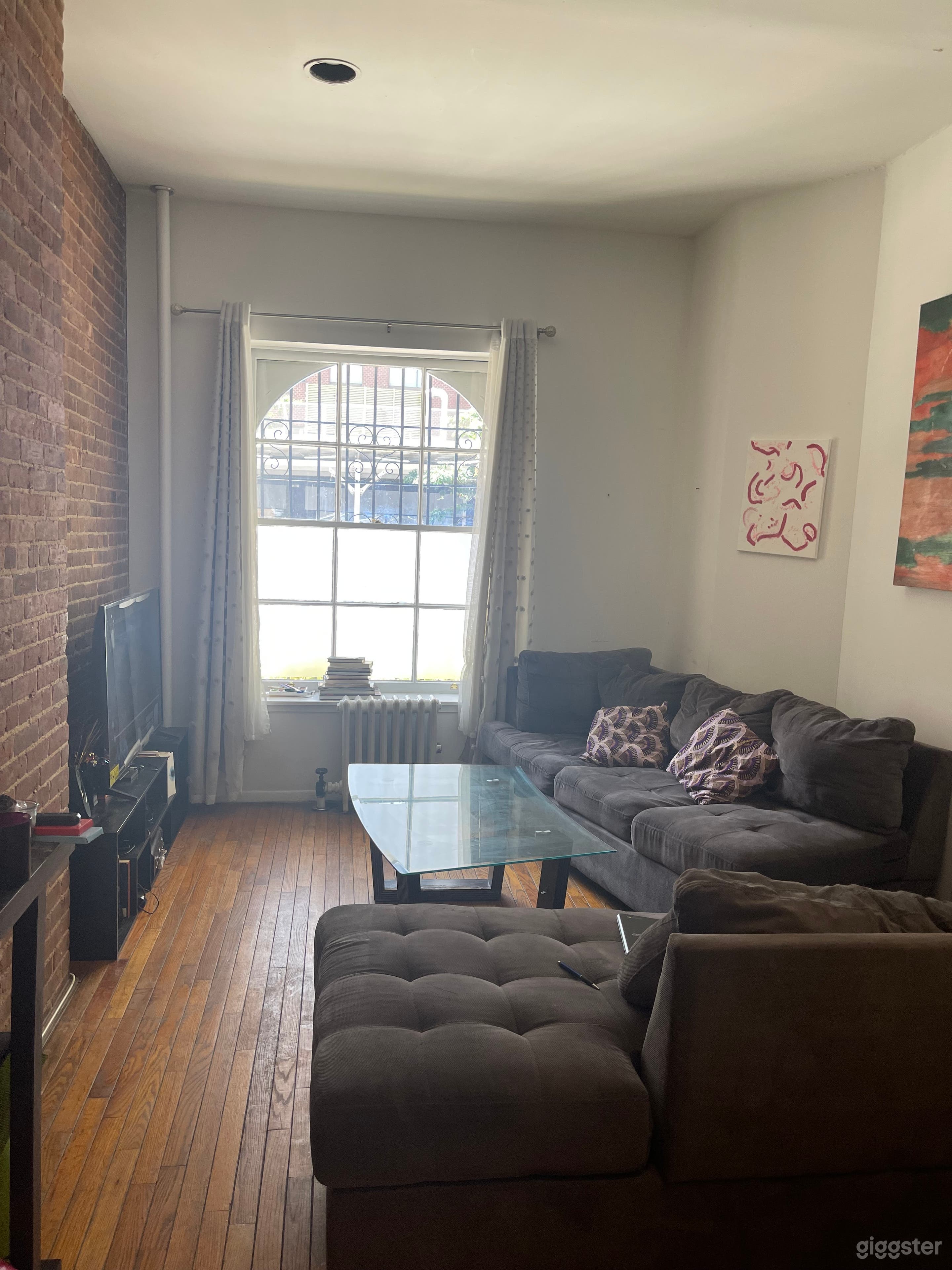 Cute &amp; Flexible Rustic Upper East Side Apartment Photo 1