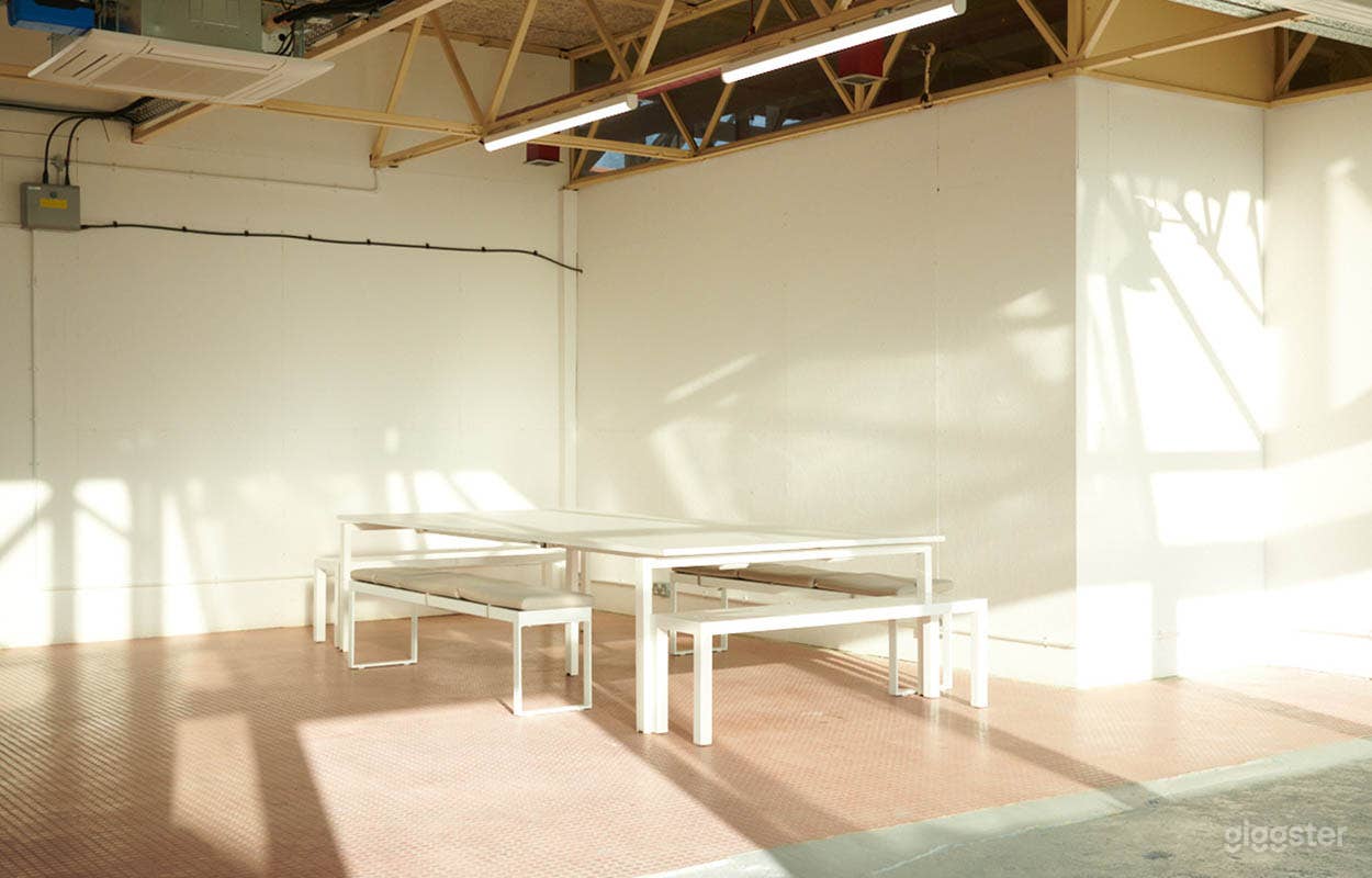 Cushy White Room Good For Photoshoots Photo 2