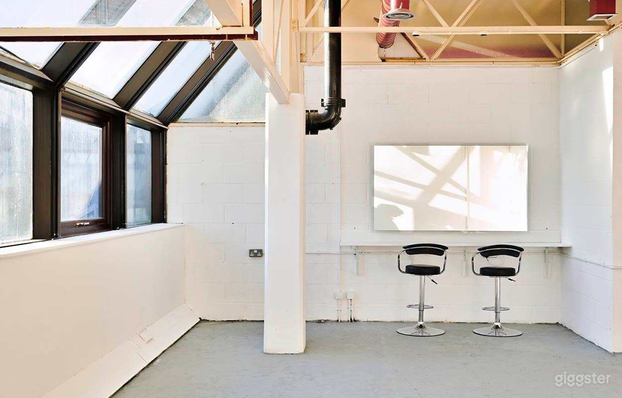 Cushy White Room Good For Photoshoots Photo 1