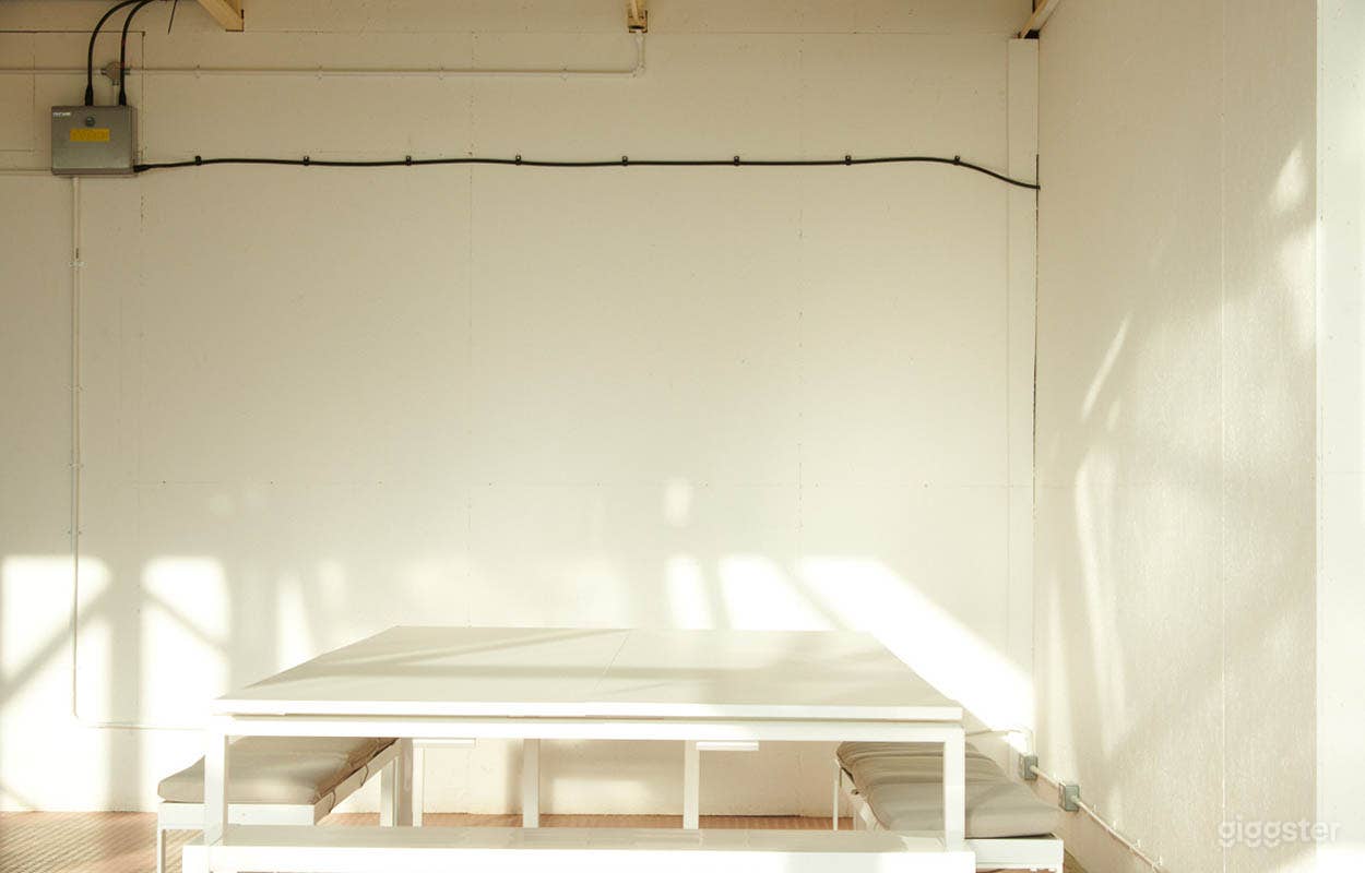 Cushy White Room Good For Photoshoots Photo 4