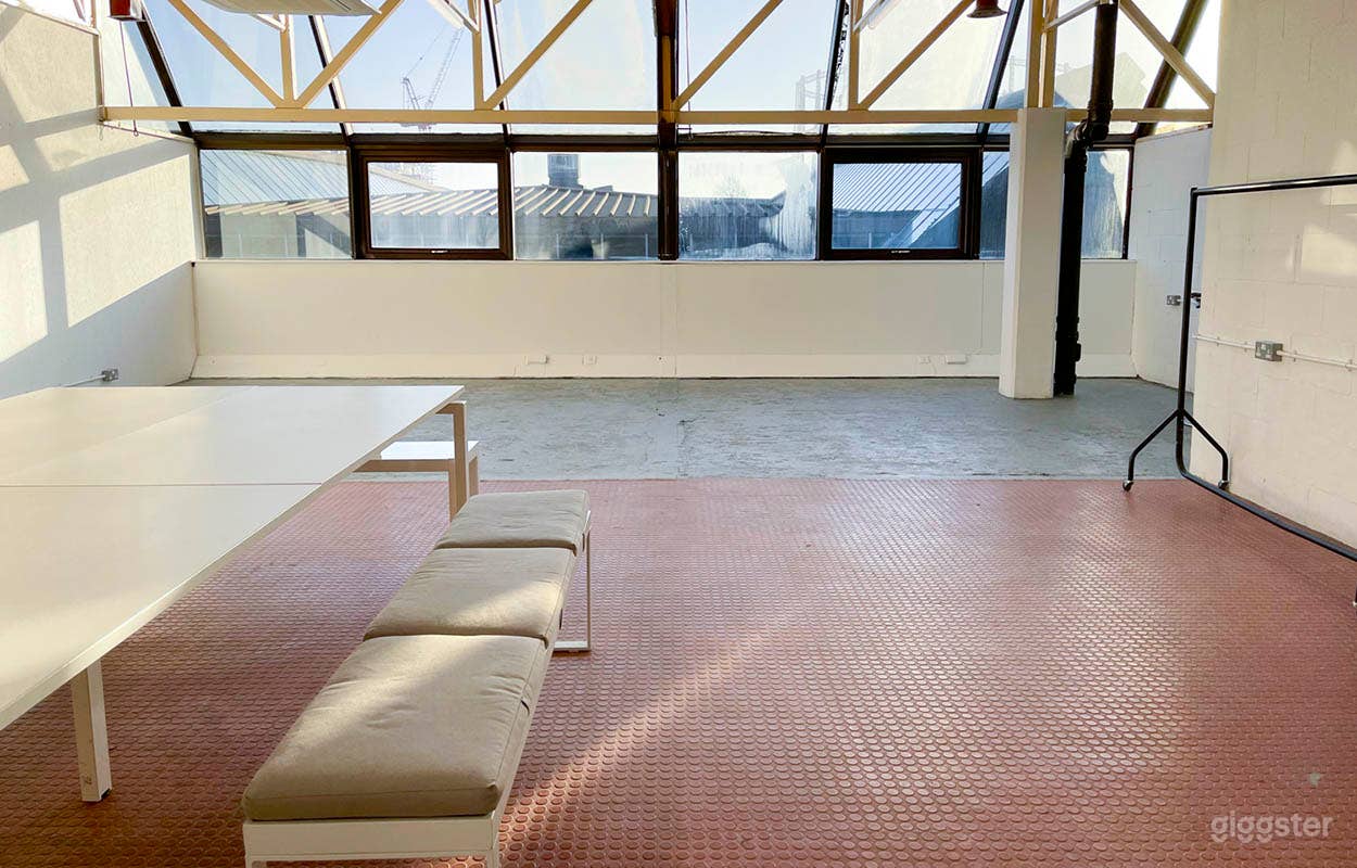 Cushy White Room Good For Photoshoots Photo 3