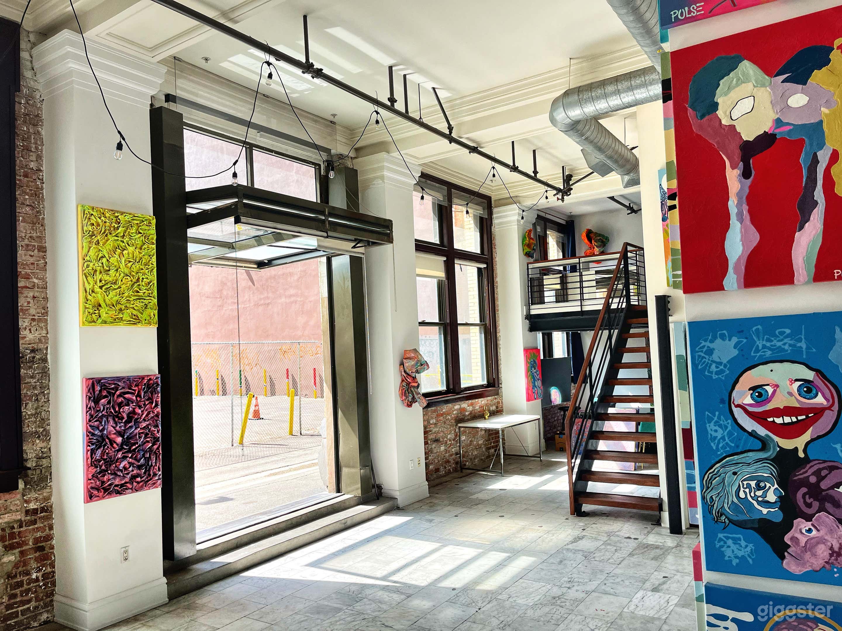 2 Story Art Loft  Photo 2