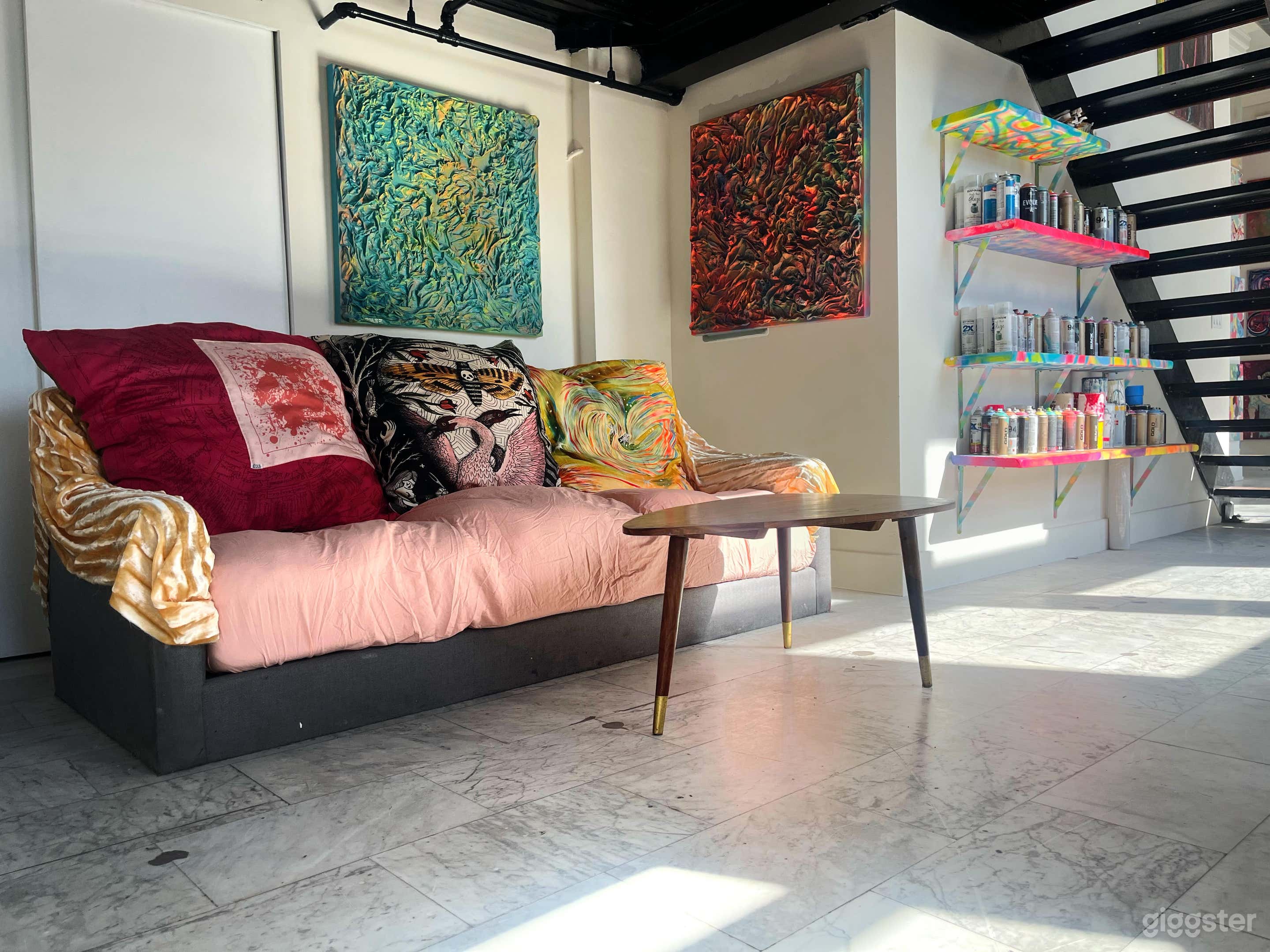 2 Story Art Loft  Photo 3