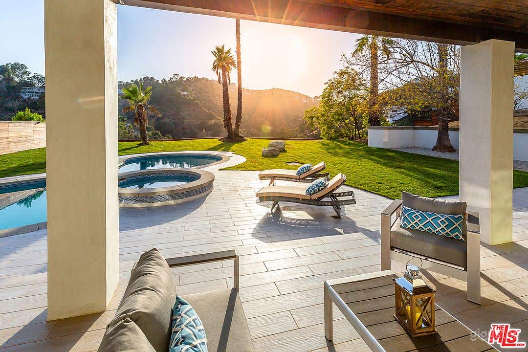 Mount Olympus Contemporary Posh Photo 2