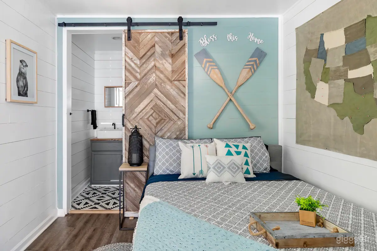 Unique Filming Location: Charming Tiny Home on Expansive Atlanta Property Photo 4