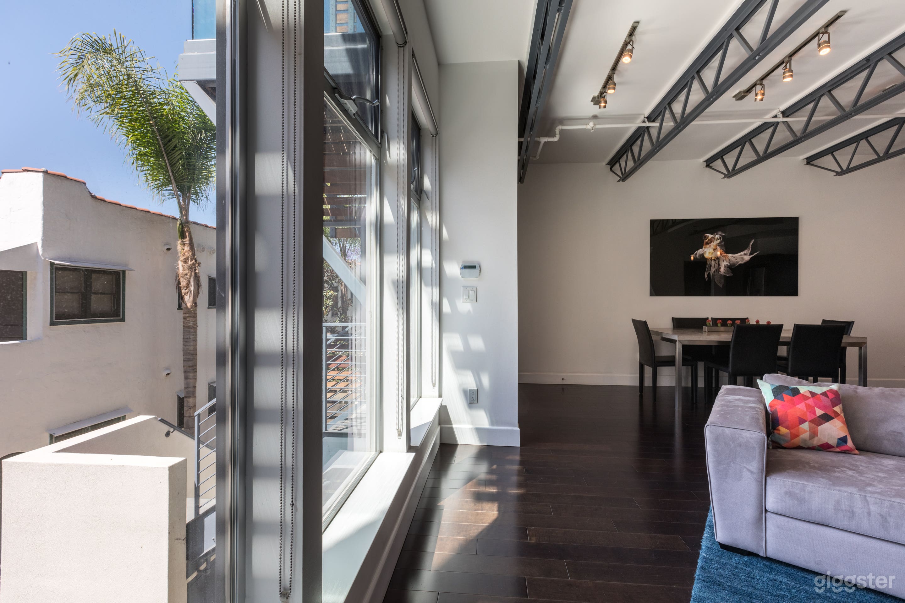 Contemporary Loft with Gorgeous Grounds Photo 2