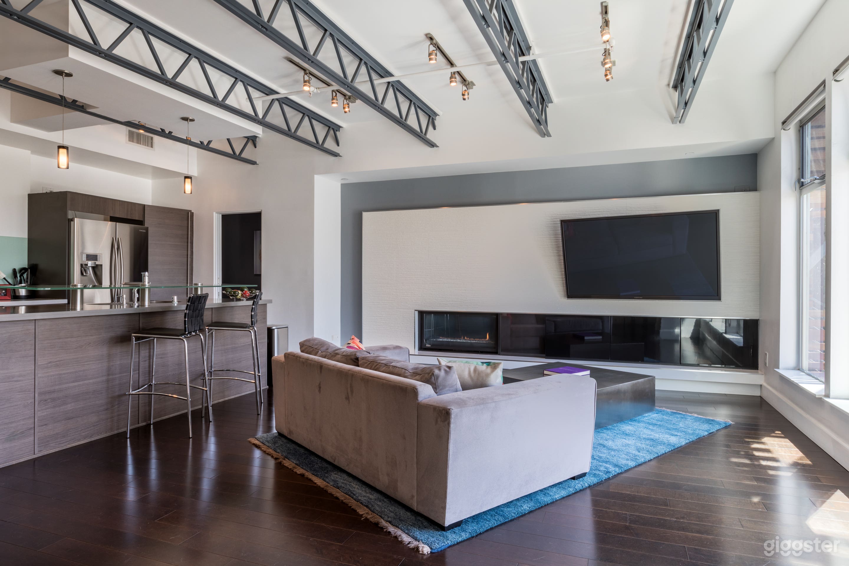 Contemporary Loft with Gorgeous Grounds Photo 3