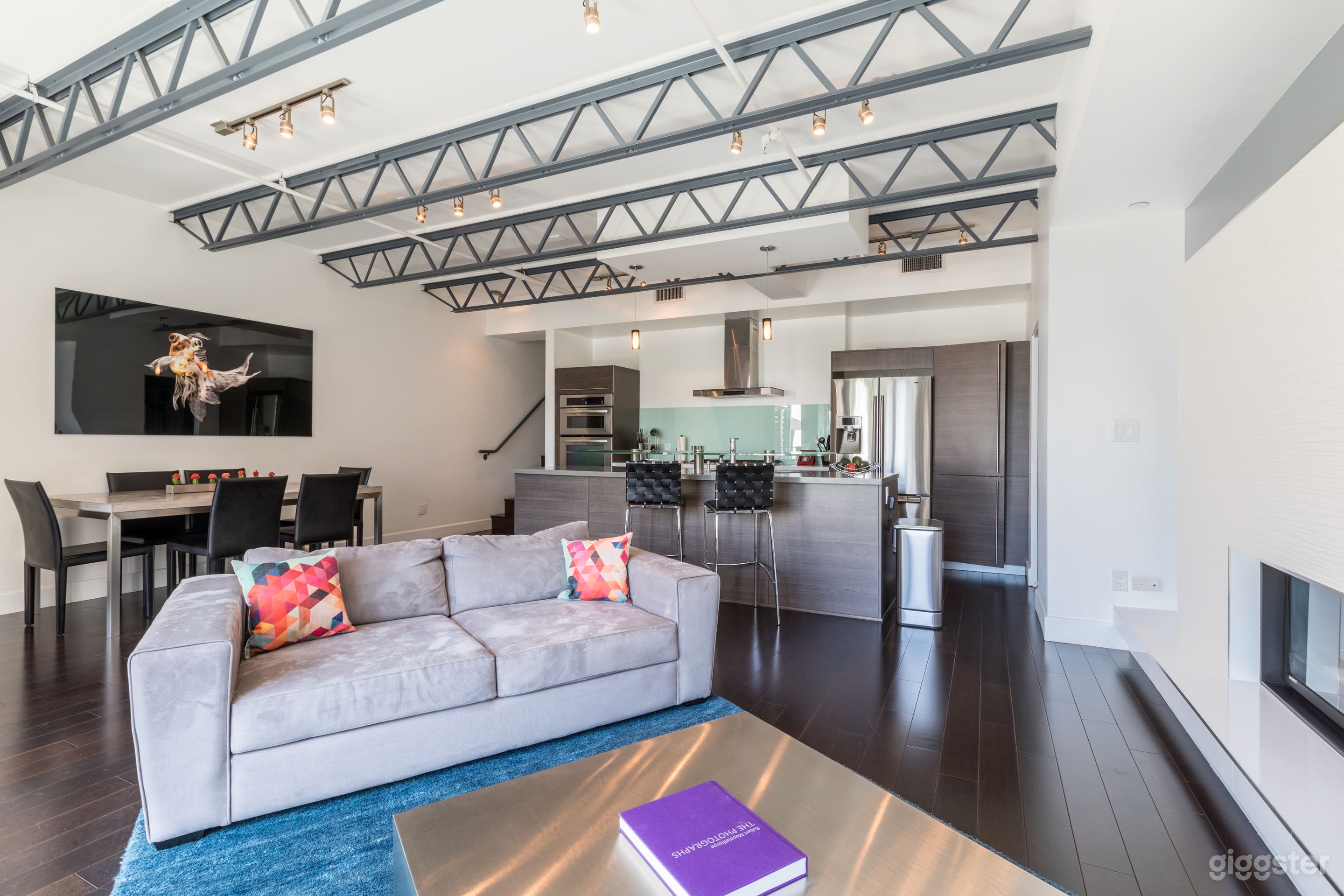 Contemporary Loft with Gorgeous Grounds Photo 1