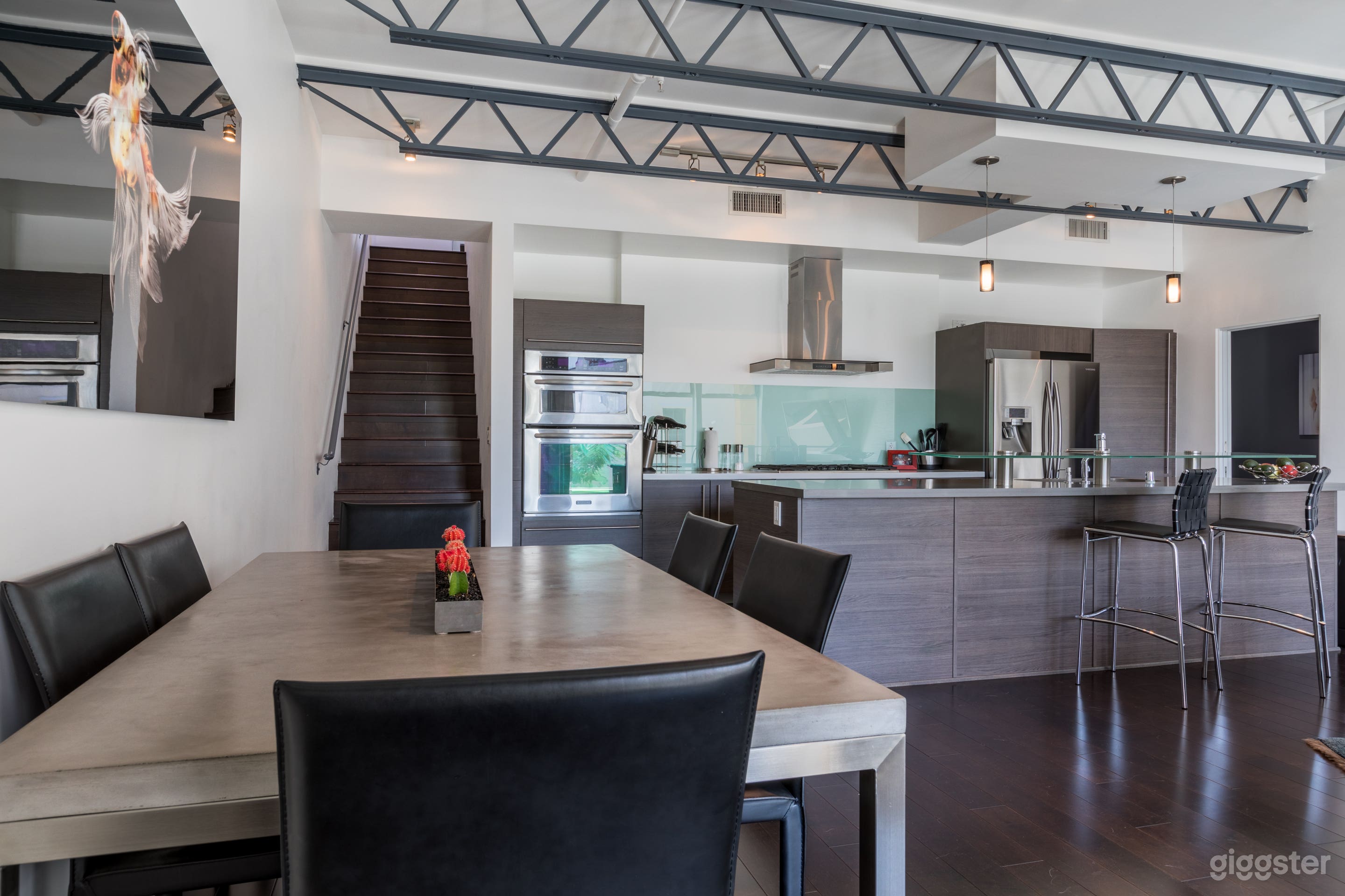 Contemporary Loft with Gorgeous Grounds Photo 4