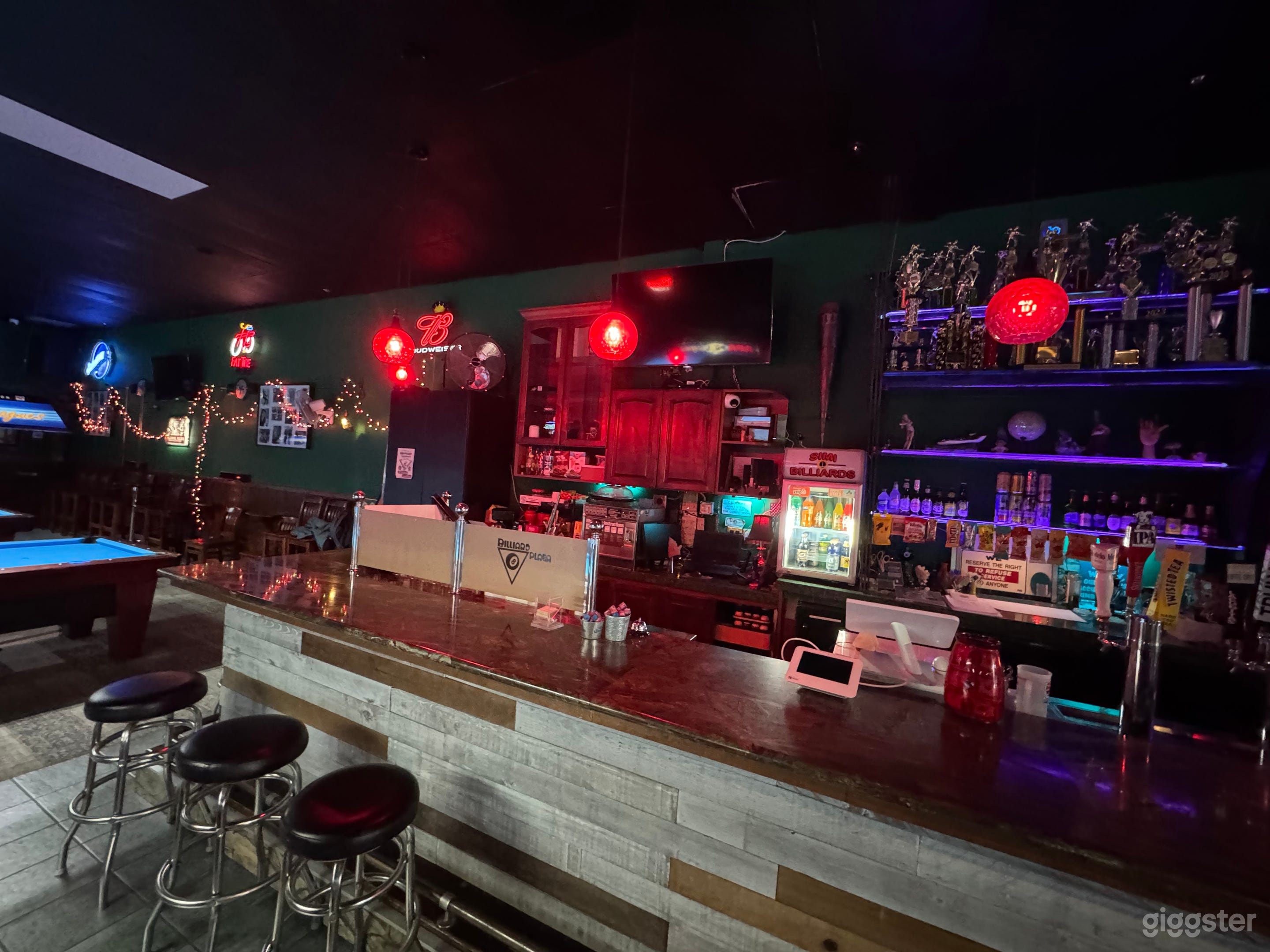 Exclusive Billiard & Bar Location ! Photo 2