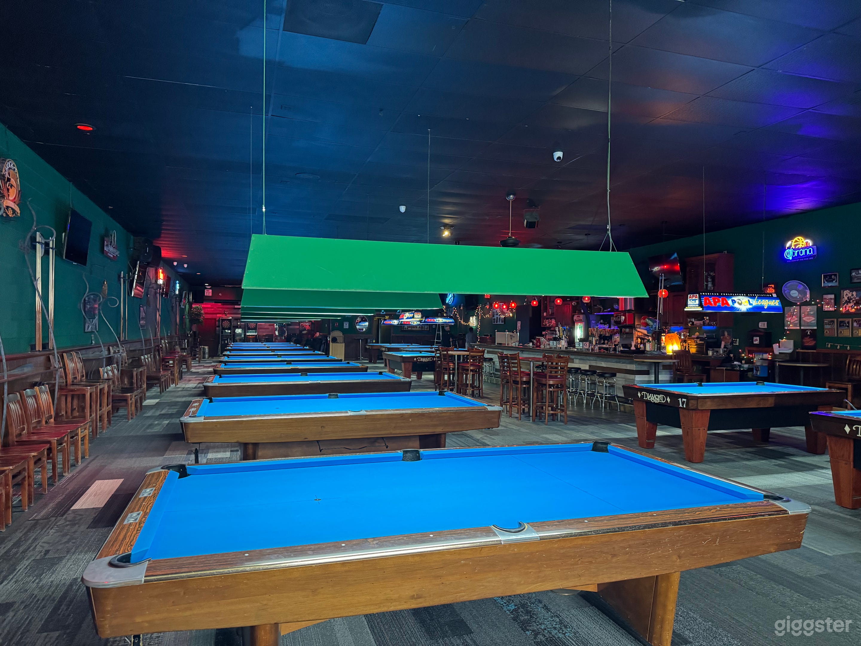 Exclusive Billiard & Bar Location ! Photo 1