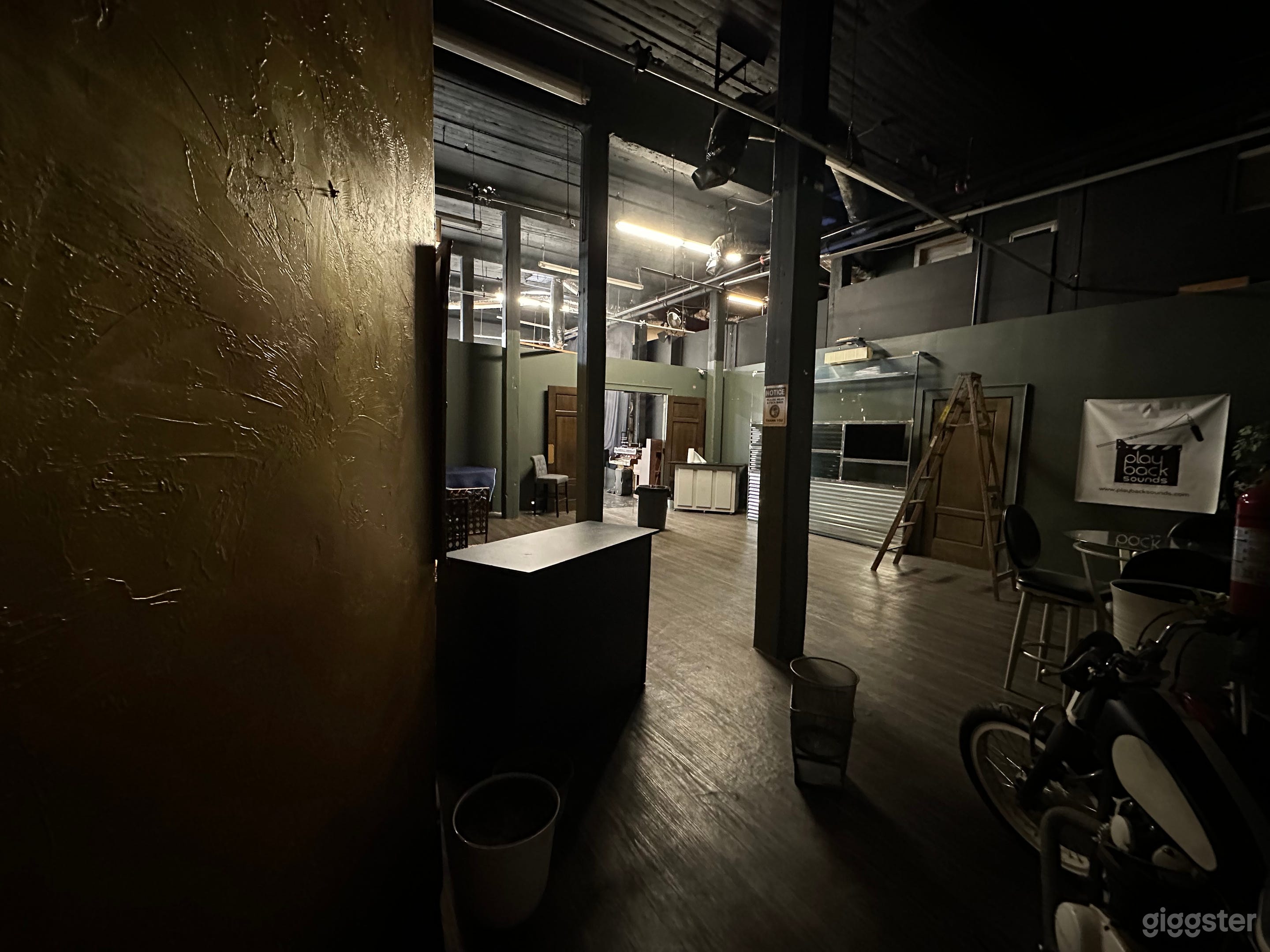 Versatile Meeting &amp; Gathering Studio  Photo 3