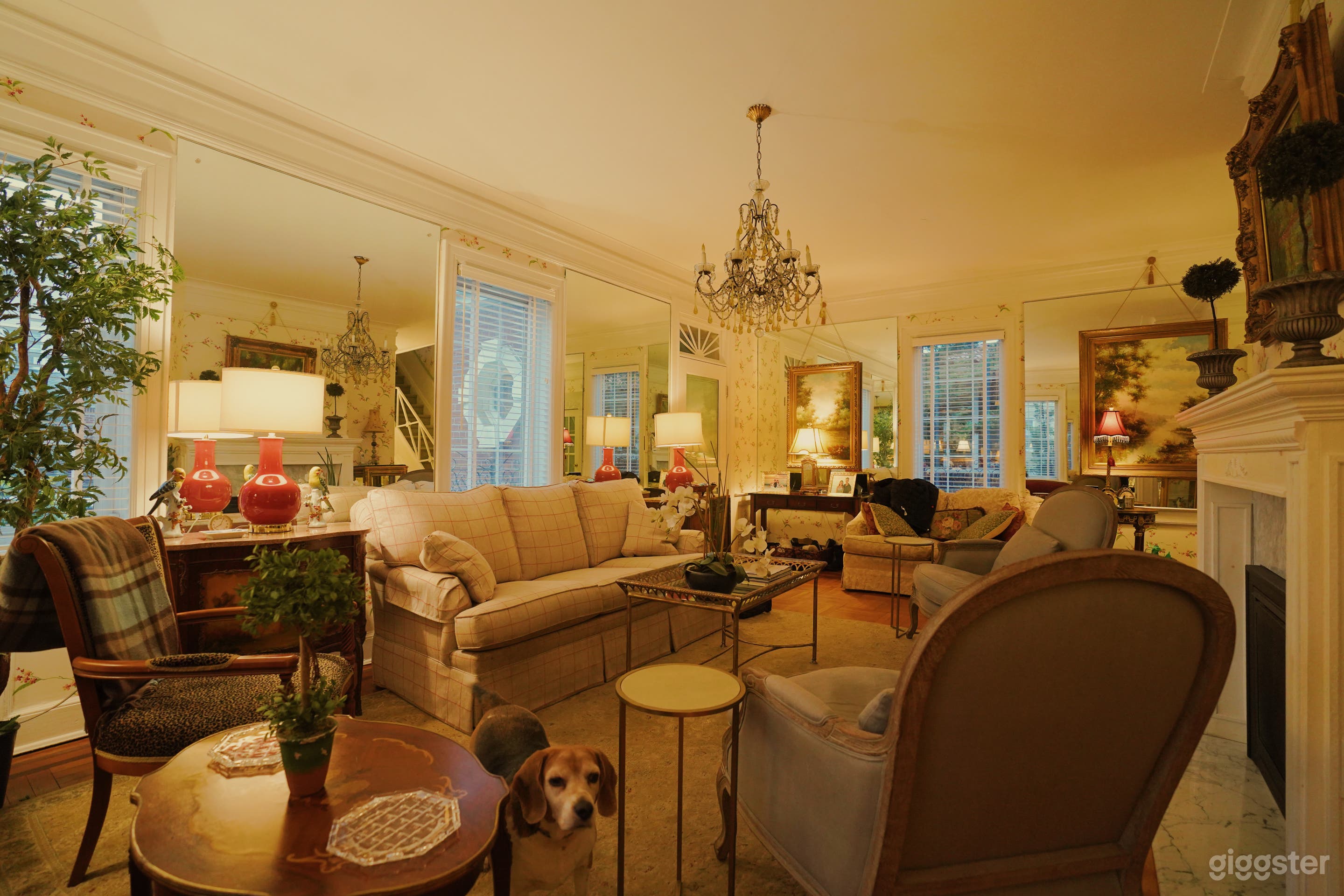 Traditional Vintage House with Wallpaper, Antique Furniture Photo 3