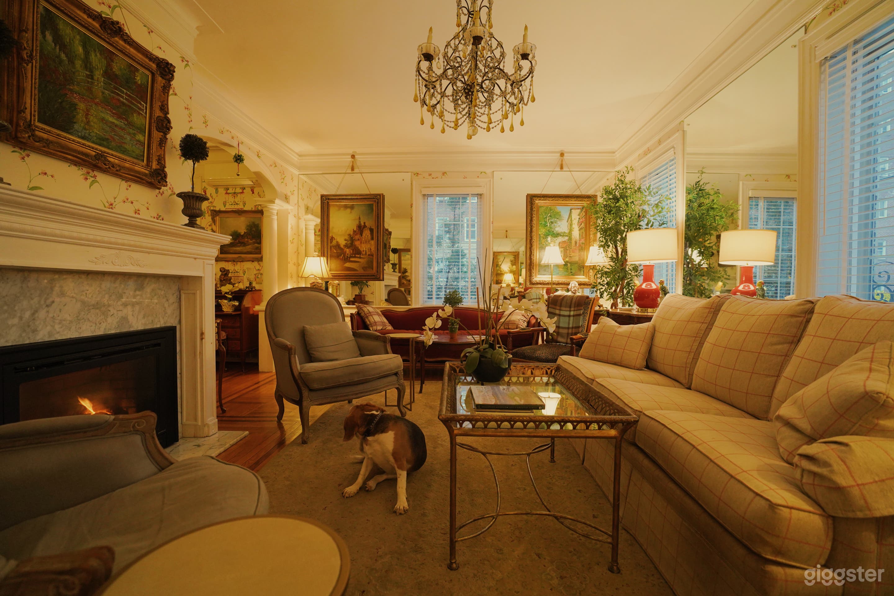 Traditional Vintage House with Wallpaper, Antique Furniture Photo 4