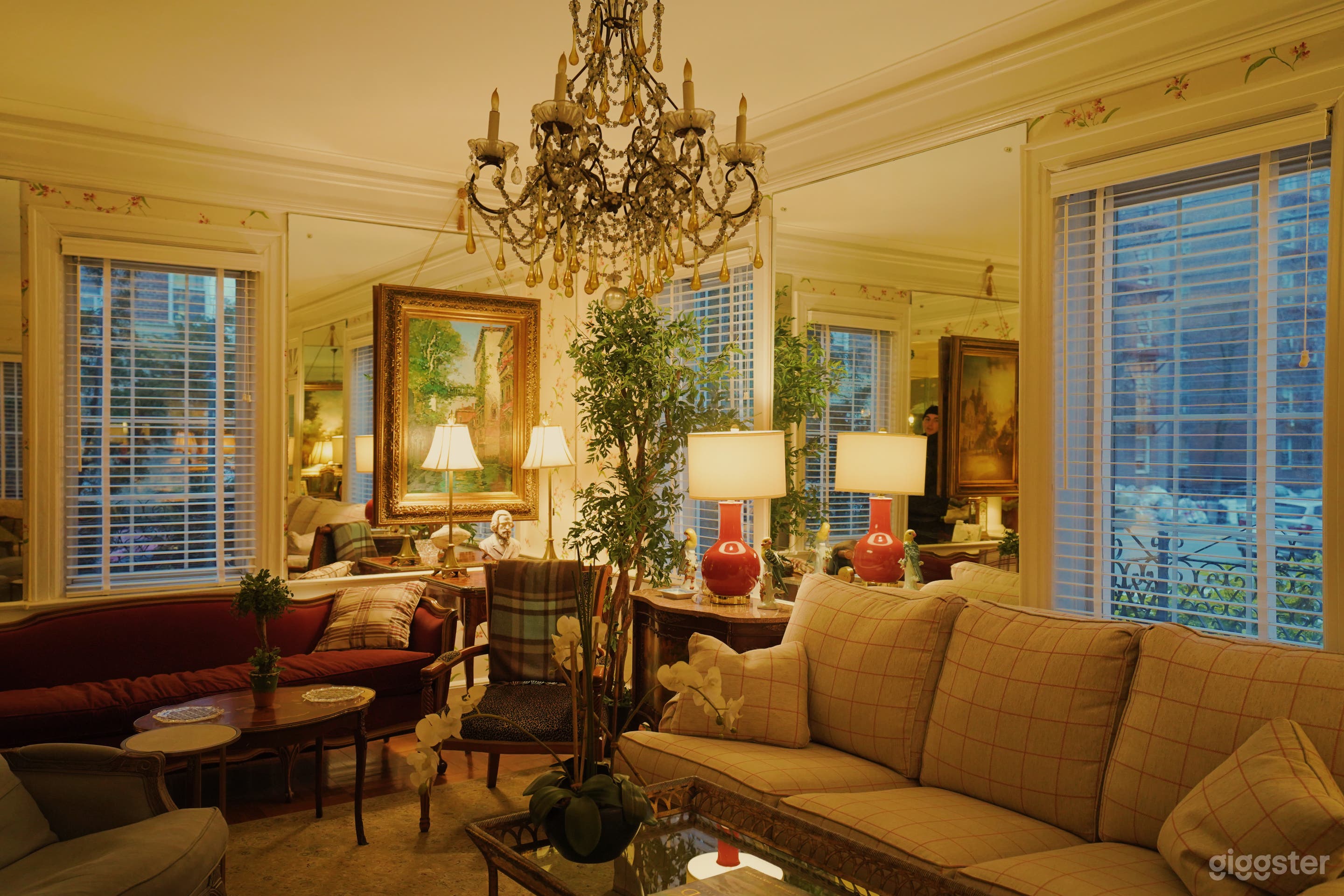 Traditional Vintage House with Wallpaper, Antique Furniture Photo 2