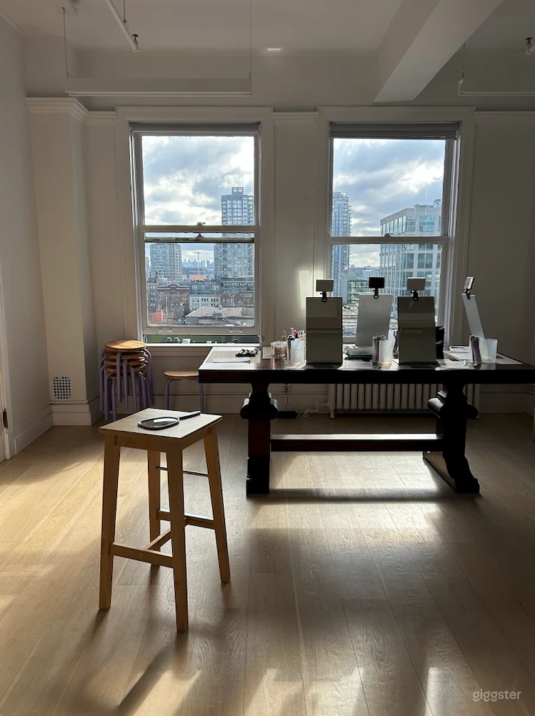Beautiful & Bright Open Studio Space Photo 2